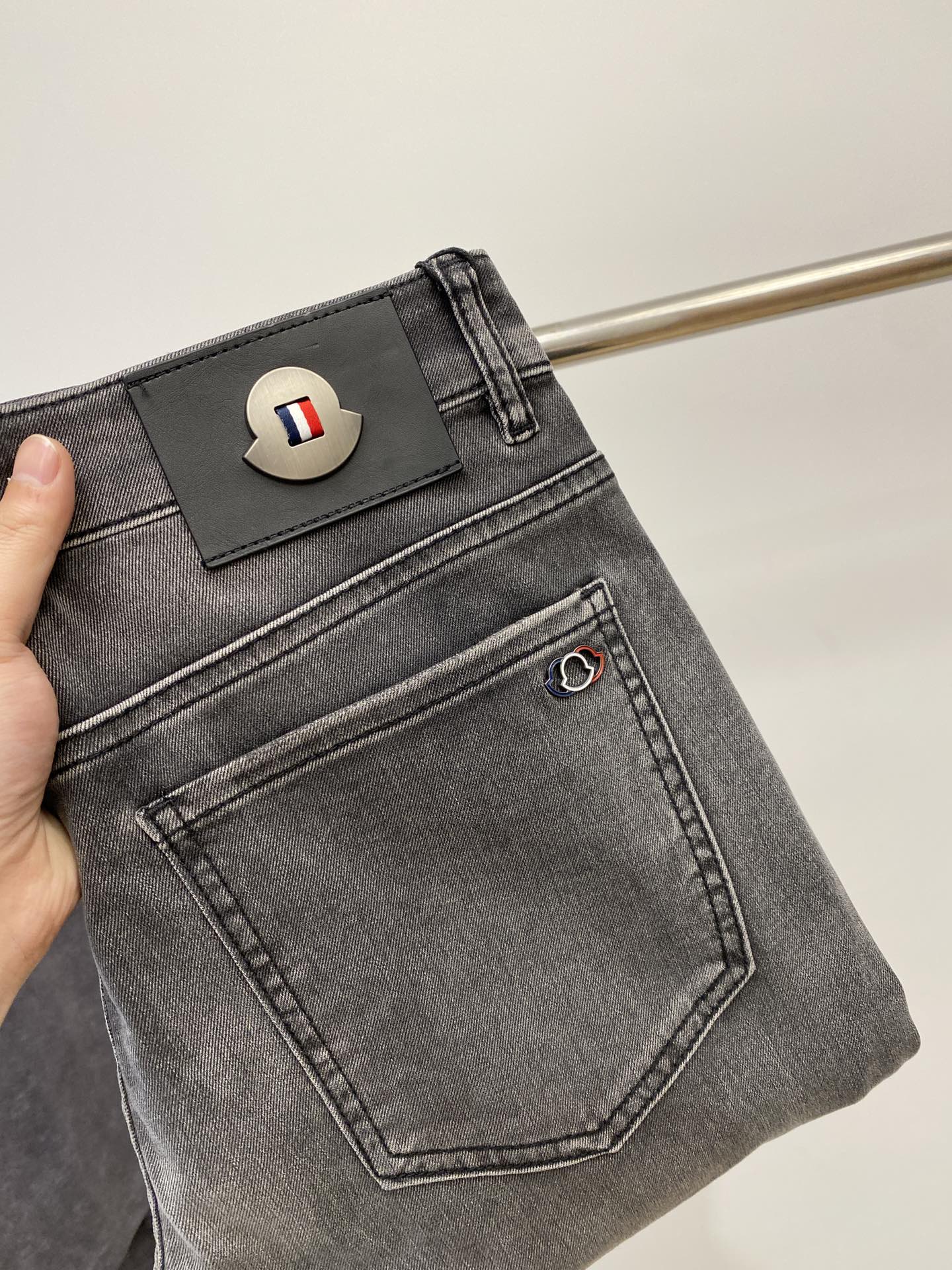 NO:135304,The latest products of the hood, 2025, the counter is available at the same time, original single-order goods, water-washed casual jeans, imported original washing elastic fabric, comfortable and elastic, original hardware and auxiliary decorative logo, super positive style, extremely high grade, counter quality, fashionable and stylish upper body, 29-38, Moncler, jeans, alexander wang19860909蒙口、2025最新品,专柜同步有售,原单狠货,水洗休闲牛仔裤,进口原版水洗弹力面料,舒适有弹性,原版五金辅料装饰logo,版型超正,档次极高,专柜品质,上身时尚有型,码数29-38,,Moncler,jeans,alexander wang,Men's clothing