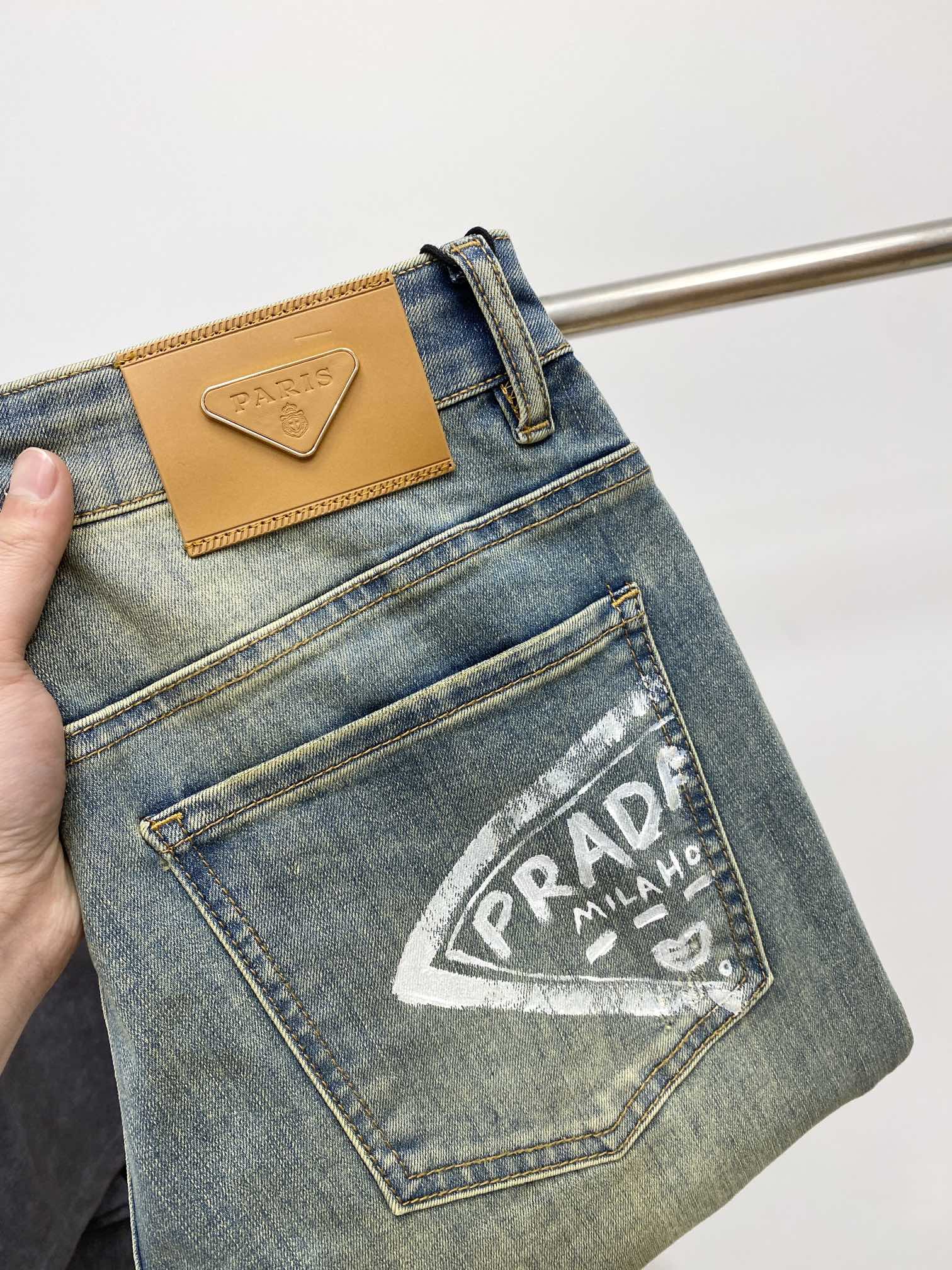 NO:135311,Prada, 2025 latest products, special counters are available at the same time, original singles, washable casual jeans, imported original washable elastic fabric, comfortable and elastic, original hardware and auxiliary decorative logo, super positive style, extremely high grade, counter quality, fashionable and stylish upper body, 29-38, prada, jeans, alexander wang19860909普拉达、2025最新品,专柜同步有售,原单狠货,水洗休闲牛仔裤,进口原版水洗弹力面料,舒适有弹性,原版五金辅料装饰logo,版型超正,档次极高,专柜品质,上身时尚有型,码数29-38,,prada,jeans,alexander wang,Men's clothing