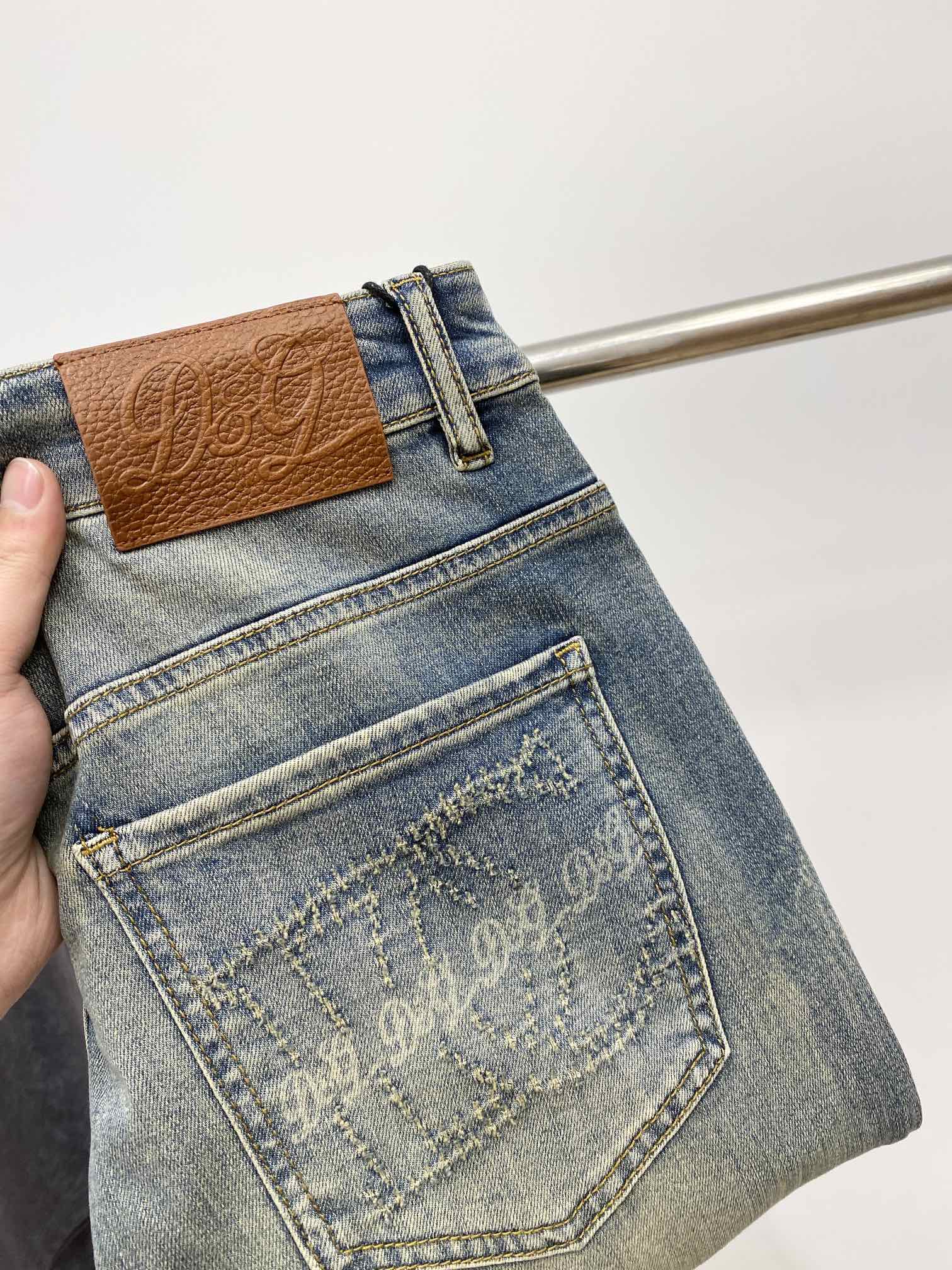 NO:135314,DG, 2025 latest products, special counters are available at the same time, original singles, washable casual jeans, imported original washable elastic fabric, comfortable and elastic, original hardware and auxiliary decorative logo, super positive style, extremely high grade, counter quality, fashionable and stylish upper body, 29-38, Dolce&Gabbana, jeans, alexander wang19860909DG、2025最新品,专柜同步有售,原单狠货,水洗休闲牛仔裤,进口原版水洗弹力面料,舒适有弹性,原版五金辅料装饰logo,版型超正,档次极高,专柜品质,上身时尚有型,码数29-38,,Dolce&Gabbana,jeans,alexander wang,Men's clothing