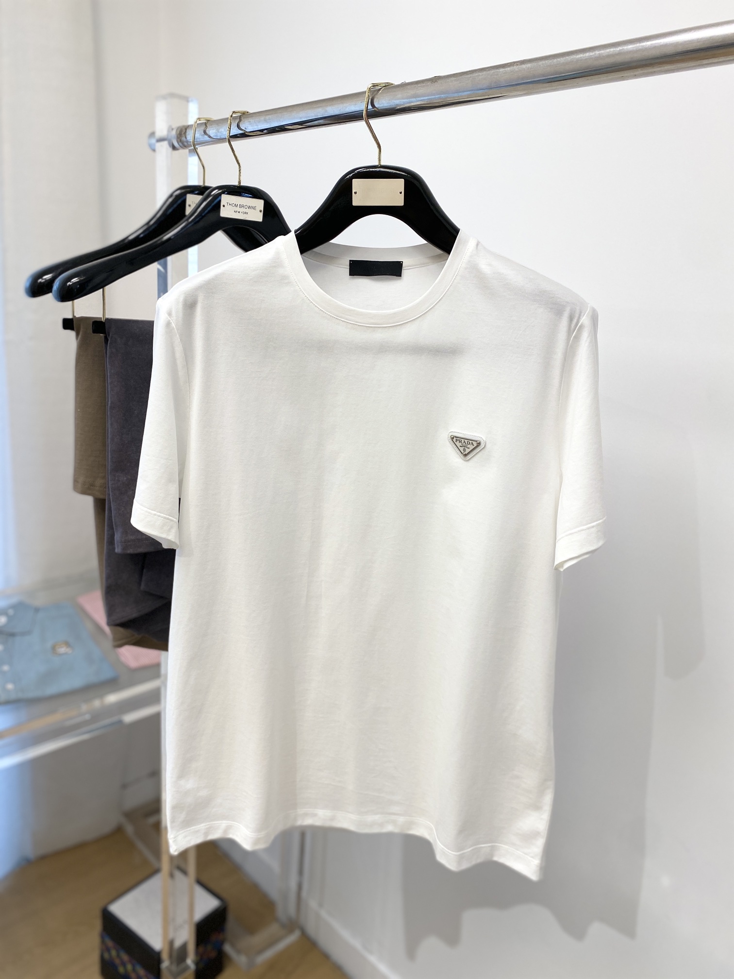 NO:489695,Prada, the latest short-sleeved T-shirt in 2025, handsome and fashionable, chest hardware decorative triangle logo, simple and versatile style. Fabric cotton is not only crisp, maintains a fashionable silhouette, but also comfortable to wear, and the yarn is more delicate, the number M-3XL, prada, T-shirt,tees, t-shirt,alexander wang19860909普拉达、2025最新款短袖T恤,帅气时尚,胸前五金装饰三角标logo,简约百搭款.面料棉 不仅挺括,保持潮流的廓形,又穿着舒适,纱织更细腻,码数M-3XL,,prada,T-shirt,tees，t-shirt,alexander wang,Men's clothing