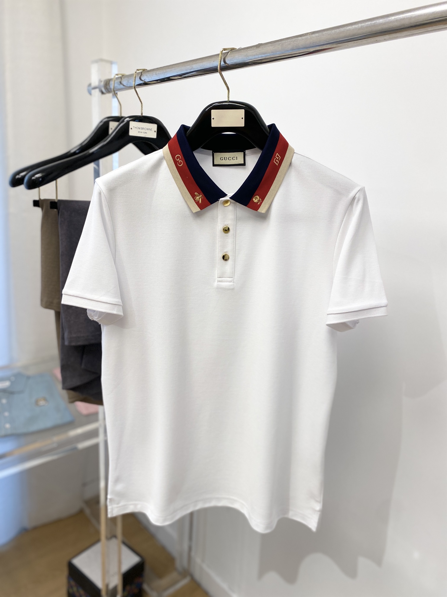 NO:159476,Guqi, the latest short-sleeved T-shirt in 2025, handsome and fashionable, exquisite embroidered collar pattern letter logo, simple and versatile style. The fabric cotton is not only crisp, maintains the trendy silhouette, but also comfortable to wear, and the yarn is more delicate, the number M-3XL, T-shirt,tees, t-shirt,alexander wang19860909古奇、2025最新款短袖T恤,帅气时尚,衣领精致刺绣图案字母logo,简约百搭款.面料棉 不仅挺括,保持潮流的廓形,又穿着舒适,纱织更细腻,码数M-3XL,,T-shirt,tees，t-shirt,alexander wang,Men's clothing