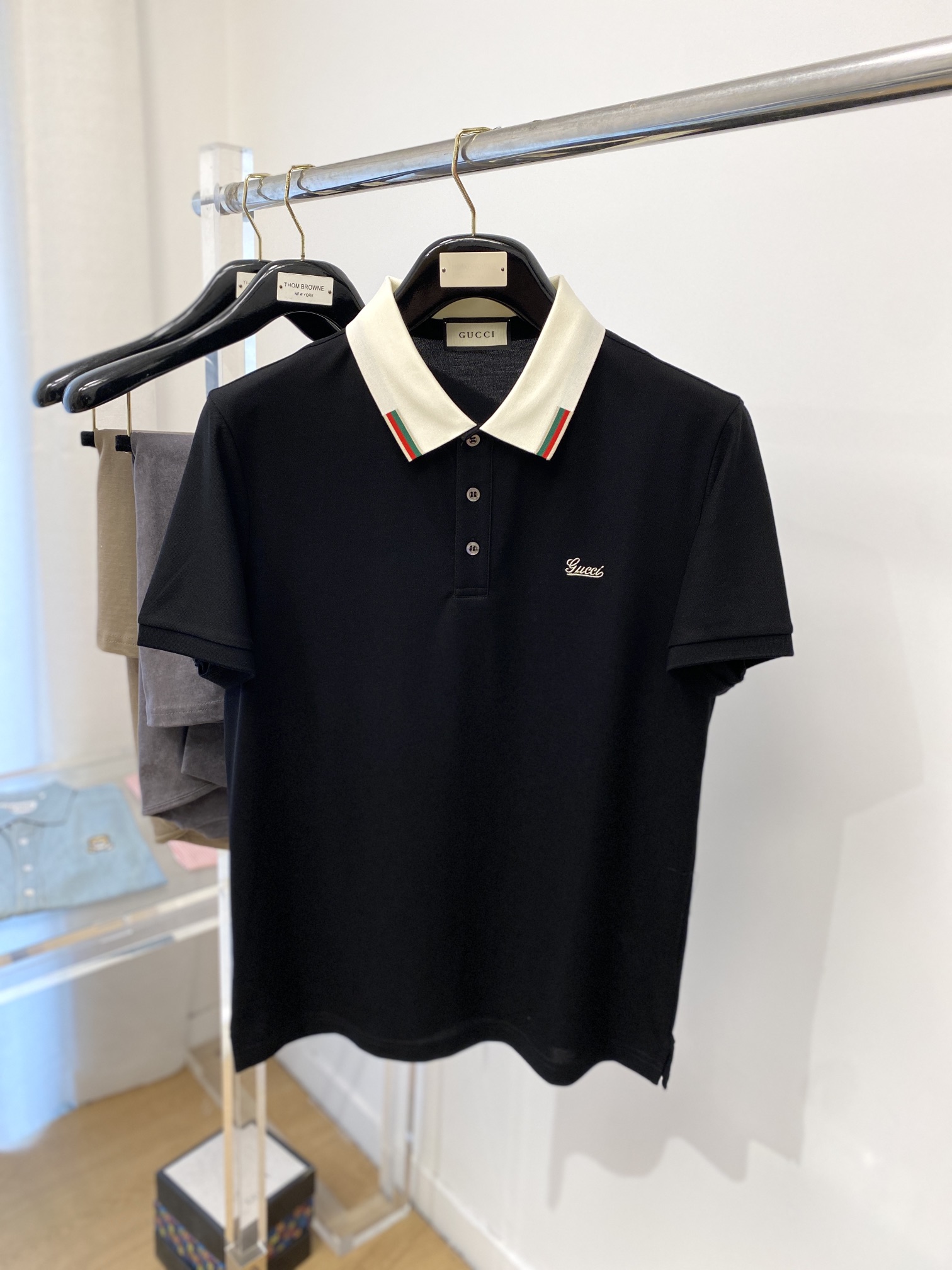 NO:482992,Guqi, the latest short-sleeved T-shirt in 2025, handsome and fashionable, exquisite embroidered letter logo on the chest, simple and versatile style. The fabric cotton is not only crisp, maintains the trendy silhouette, but also comfortable to wear, and the yarn is more delicate, the number M-3XL, T-shirt,tees, t-shirt,alexander wang19860909古奇、2025最新款短袖T恤,帅气时尚,胸前精致刺绣字母logo,简约百搭款.面料棉 不仅挺括,保持潮流的廓形,又穿着舒适,纱织更细腻,码数M-3XL,,T-shirt,tees，t-shirt,alexander wang,Men's clothing