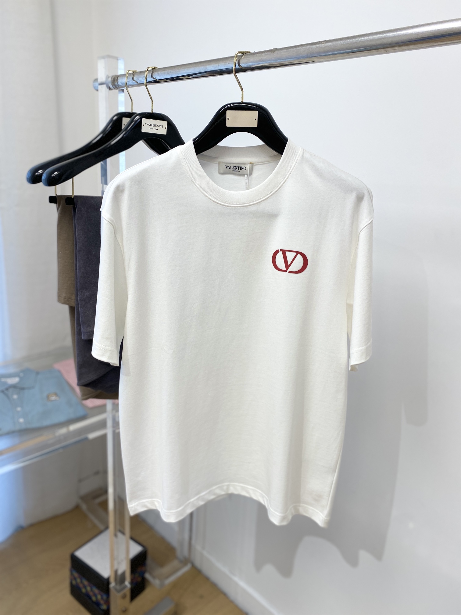 NO:132778,Valentino, the latest short-sleeved T-shirt in 2025, handsome and fashionable, top-grade glue-printed pattern logo on the chest, simple and versatile style. The fabric cotton is not only crisp, maintains the trendy silhouette, and is also comfortable to wear, and the yarn is more delicate, the number M-3XL, valentino, T-shirt, tees, t-shirt, alexander wang19860909华伦天奴、2025最新款短袖T恤,帅气时尚,胸前顶级印胶图案logo,简约百搭款.面料棉 不仅挺括,保持潮流的廓形,又穿着舒适,纱织更细腻,码数M-3XL,,valentino,T-shirt,tees，t-shirt,alexander wang,Men's clothing