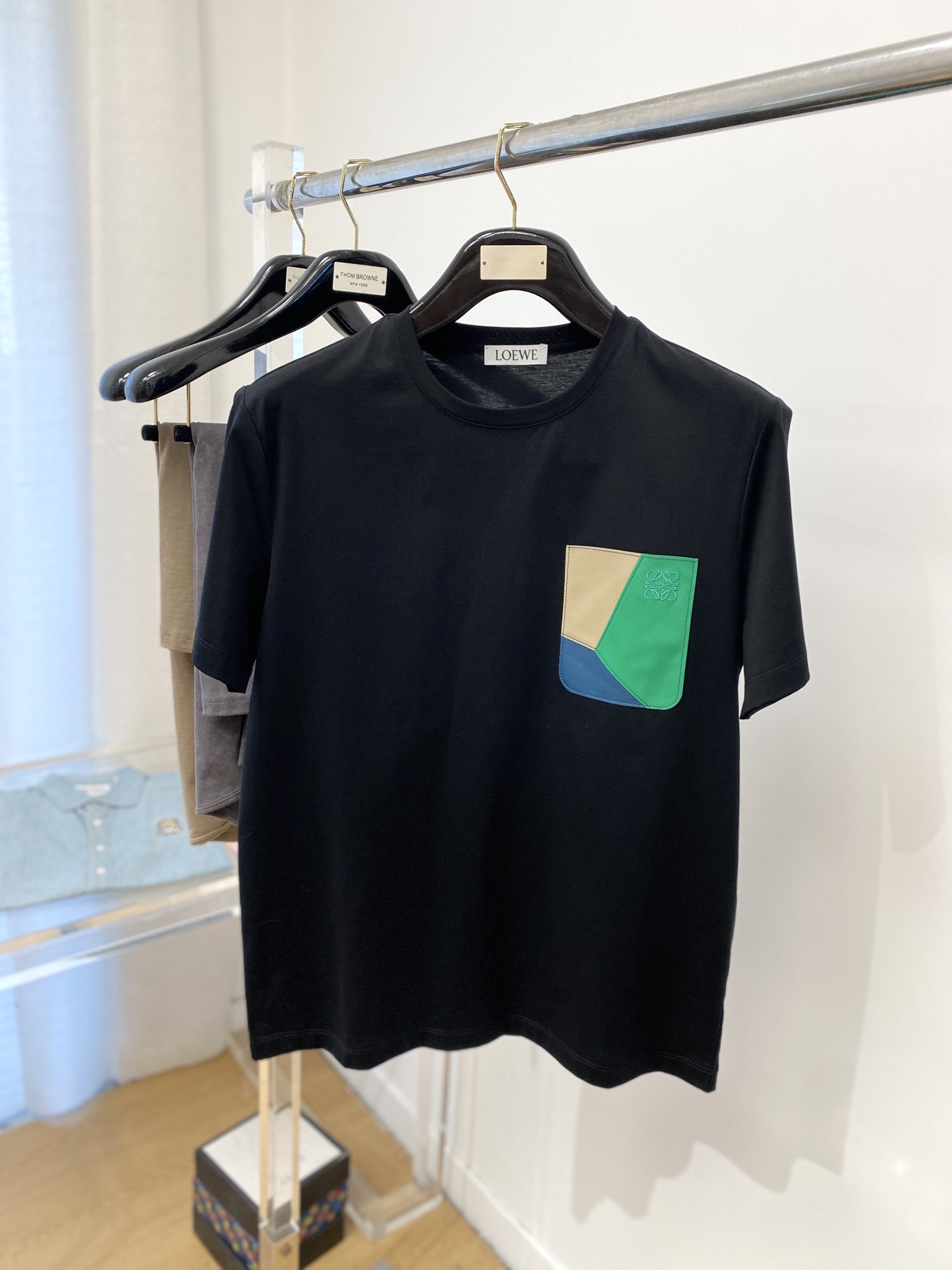 NO:132775,Luo Yiwei, the latest short-sleeved T-shirt in 2025, handsome and fashionable, exquisite embroidered pattern logo on the chest, simple and versatile style. The fabric cotton is not only crisp, maintains the trendy silhouette, but also comfortable to wear, and the yarn is more delicate, the number M-3XL, loewe, T-shirt, tees, t-shirt, alexander wang19860909罗意威、2025最新款短袖T恤,帅气时尚,胸前精致刺绣图案logo,简约百搭款.面料棉 不仅挺括,保持潮流的廓形,又穿着舒适,纱织更细腻,码数M-3XL,,loewe,T-shirt,tees，t-shirt,alexander wang,Men's clothing