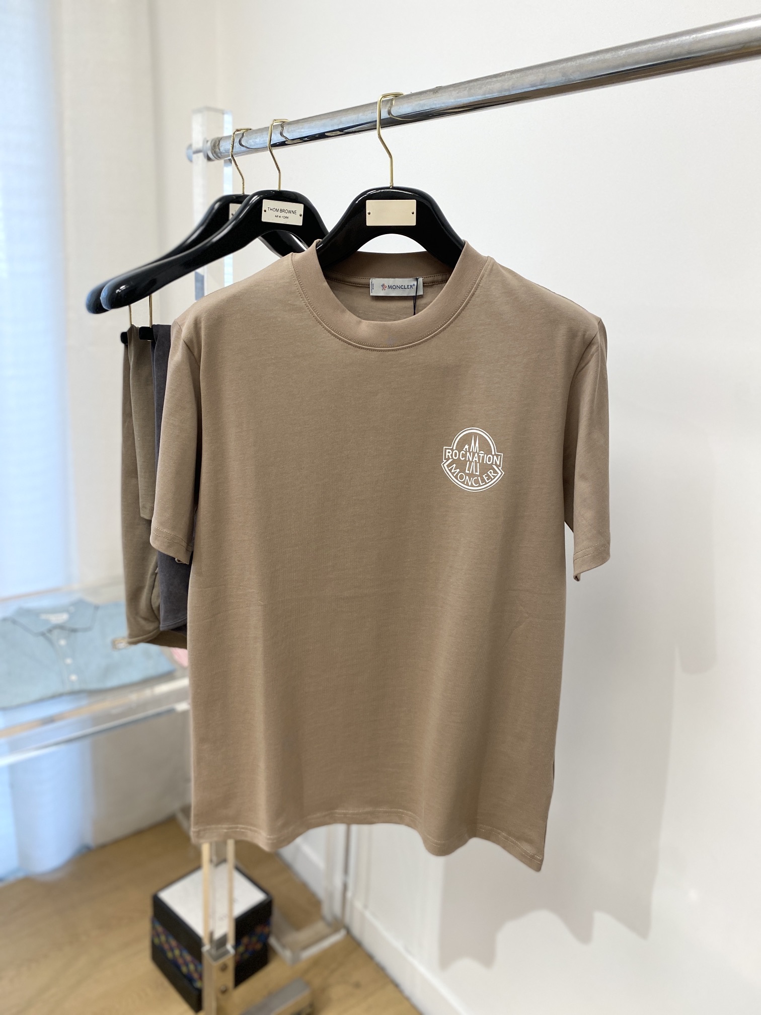 NO:132821,The latest short-sleeved T-shirt in 2025, handsome and fashionable, top printed letter pattern logo on the chest, simple and versatile. The fabric cotton is not only crisp, maintains the trendy silhouette, but also comfortable to wear, the yarn is more delicate, and the number of codes XS-L,,Moncler,T-shirt,tees,t-shirt,alexander wang19860909蒙口、2025最新款短袖T恤,帅气时尚,胸前顶级印花字母图案logo,简约百搭款.面料棉 不仅挺括,保持潮流的廓形,又穿着舒适,纱织更细腻,码数 XS-L,,Moncler,T-shirt,tees，t-shirt,alexander wang,Men's clothing