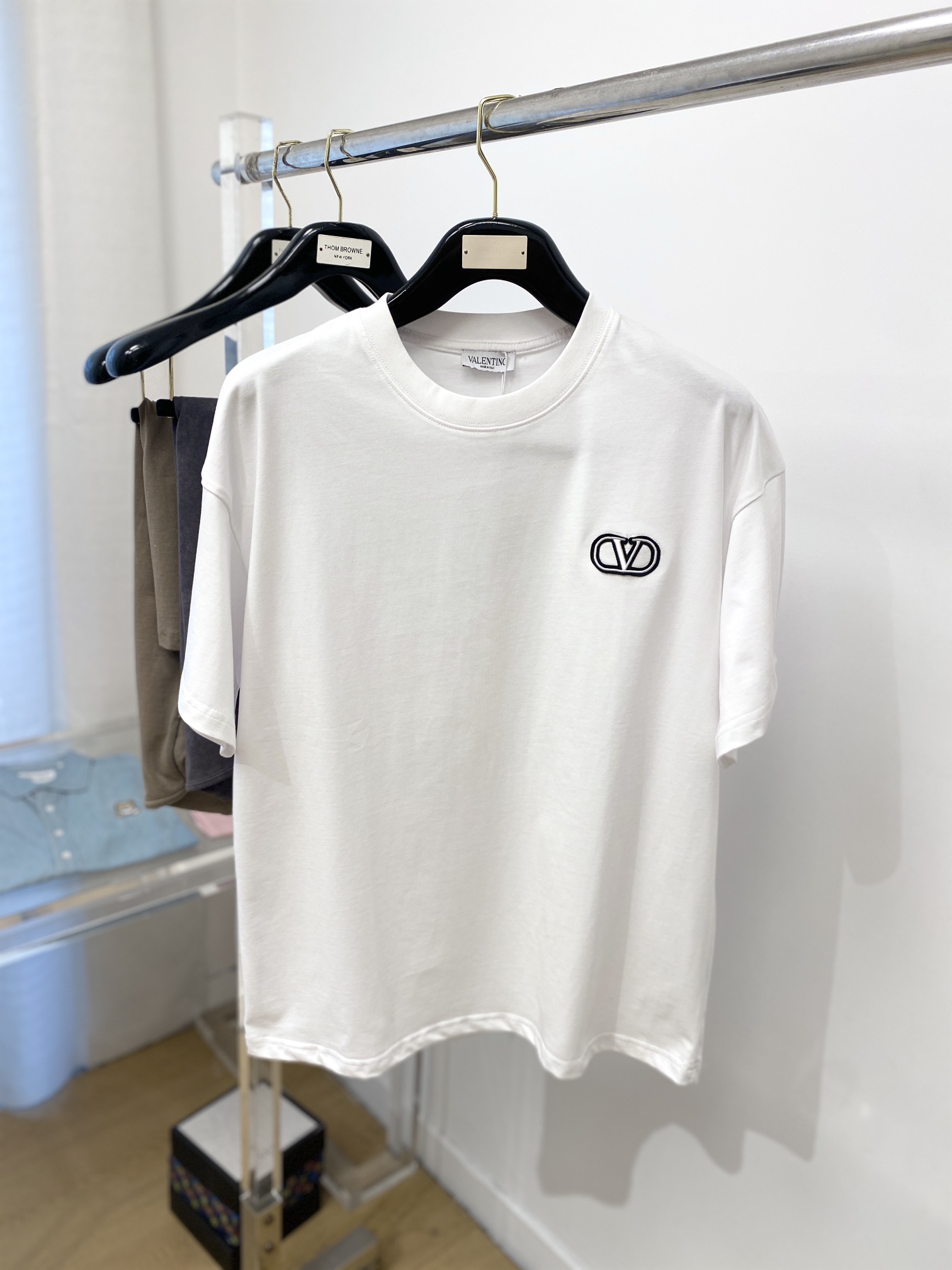 NO:132827,Valentino, the latest short-sleeved T-shirt in 2025, handsome and fashionable, chest embroidered decorative pattern logo, simple and versatile style. Fabric cotton is not only crisp, maintains a fashionable silhouette, but also comfortable to wear, with more delicate yarn, and size number XS-L, valentino, T-shirt, tees, t-shirt, alexander wang19860909华伦天奴、2025最新款短袖T恤,帅气时尚,胸前刺绣装饰图案logo,简约百搭款.面料棉 不仅挺括,保持潮流的廓形,又穿着舒适,纱织更细腻,码数 XS-L,,valentino,T-shirt,tees，t-shirt,alexander wang,Men's clothing