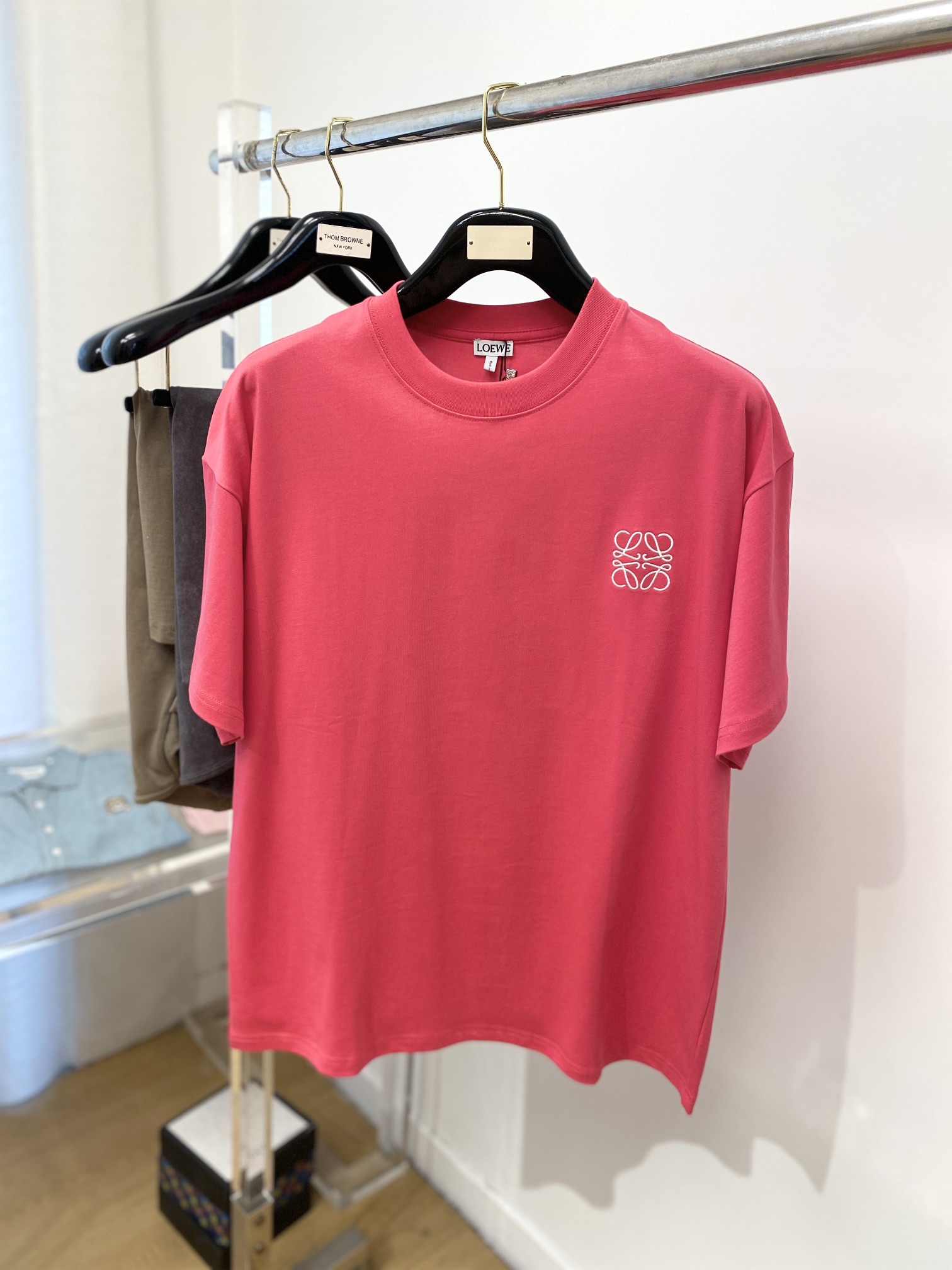 NO:132802,Luo Yiwei, the latest short-sleeved T-shirt in 2025, handsome and fashionable, exquisite embroidered pattern logo on the chest, simple and versatile style. The fabric cotton is not only crisp, maintains the trendy silhouette, but also comfortable to wear, the yarn is more delicate, and the number of codes XS-L,,loewe,T-shirt,tees,t-shirt,alexander wang19860909罗意威、2025最新款短袖T恤,帅气时尚,胸前精致刺绣图案logo,简约百搭款.面料棉 不仅挺括,保持潮流的廓形,又穿着舒适,纱织更细腻,码数 XS-L,,loewe,T-shirt,tees，t-shirt,alexander wang,Men's clothing