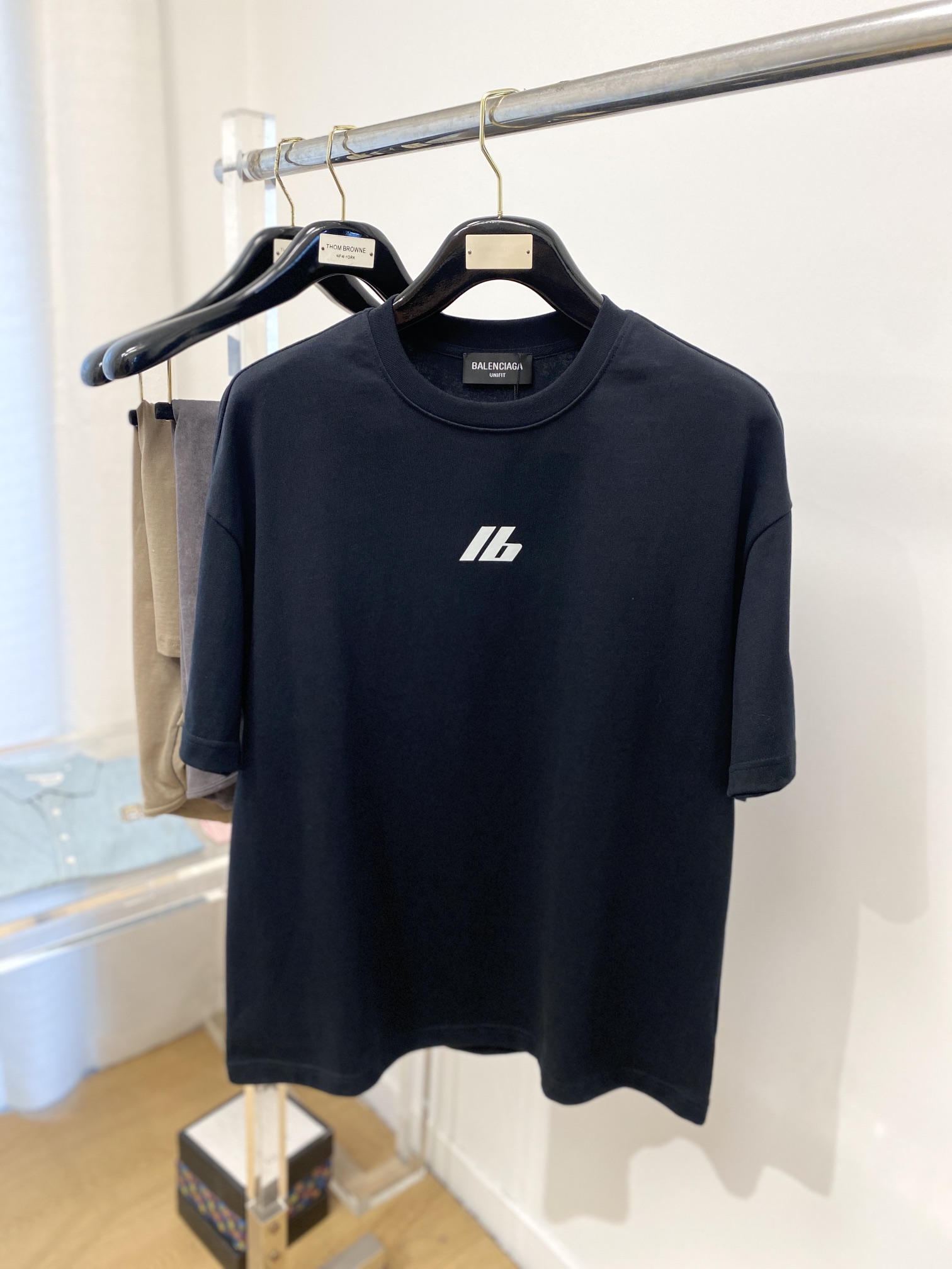 NO:132826,Balenciaga, the latest short-sleeved T-shirt in 2025, handsome and fashionable, top printed letter logo on the chest, simple and versatile style. Fabric cotton is not only crisp, maintains a fashionable silhouette, but also comfortable to wear, with more delicate yarn, and size S-XL,,balenciaga,T-shirt,tees,t-shirt,alexander wang19860909巴黎世家、2025最新款短袖T恤,帅气时尚,胸前顶级印花字母logo,简约百搭款.面料棉 不仅挺括,保持潮流的廓形,又穿着舒适,纱织更细腻,码数 S-XL,,balenciaga,T-shirt,tees，t-shirt,alexander wang,Men's clothing