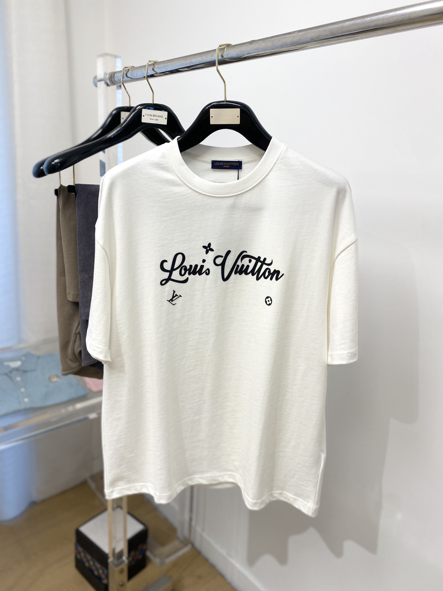 NO:132829,Louis Vuitton, the latest short-sleeved T-shirt in 2025, handsome and fashionable, top-grade printed letter pattern logo on the chest, simple and versatile style. Fabric cotton is not only crisp, maintains a trendy silhouette, but also comfortable to wear, with more delicate yarn, and size S-XL,,louis vuitton, T-shirt,tees, t-shirt,alexander wang19860909路易威登、2025最新款短袖T恤,帅气时尚,胸前顶级印胶字母图案logo,简约百搭款.面料棉 不仅挺括,保持潮流的廓形,又穿着舒适,纱织更细腻,码数 S-XL,,louis vuitton,T-shirt,tees，t-shirt,alexander wang,Men's clothing