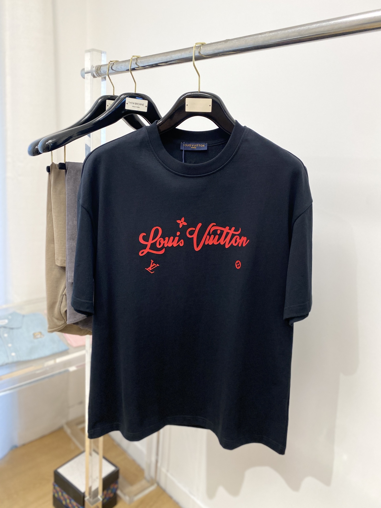 NO:132804,Louis Vuitton, the latest short-sleeved T-shirt in 2025, handsome and fashionable, top-grade printed letter pattern logo on the chest, simple and versatile style. The fabric cotton is not only crisp, maintains the trendy silhouette, but also comfortable to wear, and the yarn is more delicate, S-XL, louis vuitton, T-shirt, tees, t-shirt, alexander wang19860909路易威登、2025最新款短袖T恤,帅气时尚,胸前顶级印胶字母图案logo,简约百搭款.面料棉 不仅挺括,保持潮流的廓形,又穿着舒适,纱织更细腻,码数S-XL,,louis vuitton,T-shirt,tees，t-shirt,alexander wang,Men's clothing