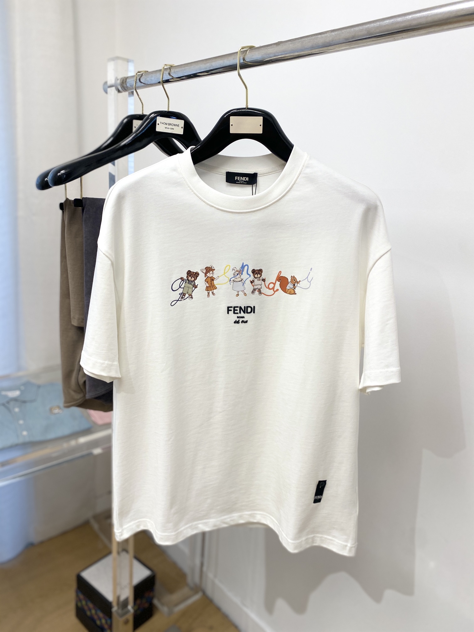 NO:134034,Fendi, the latest short-sleeved T-shirt in 2025, handsome and fashionable, top-grade printed and printed letter pattern logo on the chest, simple and versatile style. The fabric cotton is not only crisp, maintains the trendy silhouette, but also comfortable to wear, the yarn is more delicate, and the number of codes S-XL,,fendi,T-shirt,tees,t-shirt,alexander wang19860909芬迪、2025最新款短袖T恤,帅气时尚,胸前顶级印花印胶字母图案logo,简约百搭款.面料棉 不仅挺括,保持潮流的廓形,又穿着舒适,纱织更细腻,码数 S-XL,,fendi,T-shirt,tees，t-shirt,alexander wang,Men's clothing