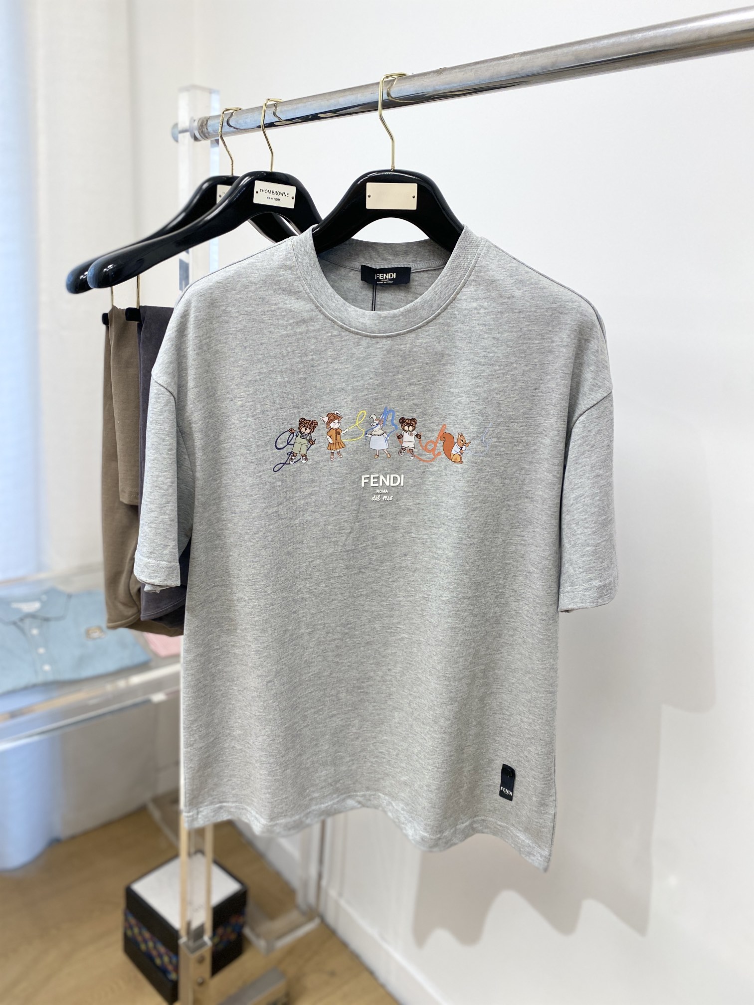 NO:132807,Fendi, the latest short-sleeved T-shirt in 2025, handsome and fashionable, top-grade printed and printed letter pattern logo on the chest, simple and versatile style. The fabric cotton is not only crisp, maintains the trendy silhouette, but also comfortable to wear, the yarn is more delicate, and the number of codes S-XL,,fendi,T-shirt,tees,t-shirt,alexander wang19860909芬迪、2025最新款短袖T恤,帅气时尚,胸前顶级印花印胶字母图案logo,简约百搭款.面料棉 不仅挺括,保持潮流的廓形,又穿着舒适,纱织更细腻,码数 S-XL,,fendi,T-shirt,tees，t-shirt,alexander wang,Men's clothing