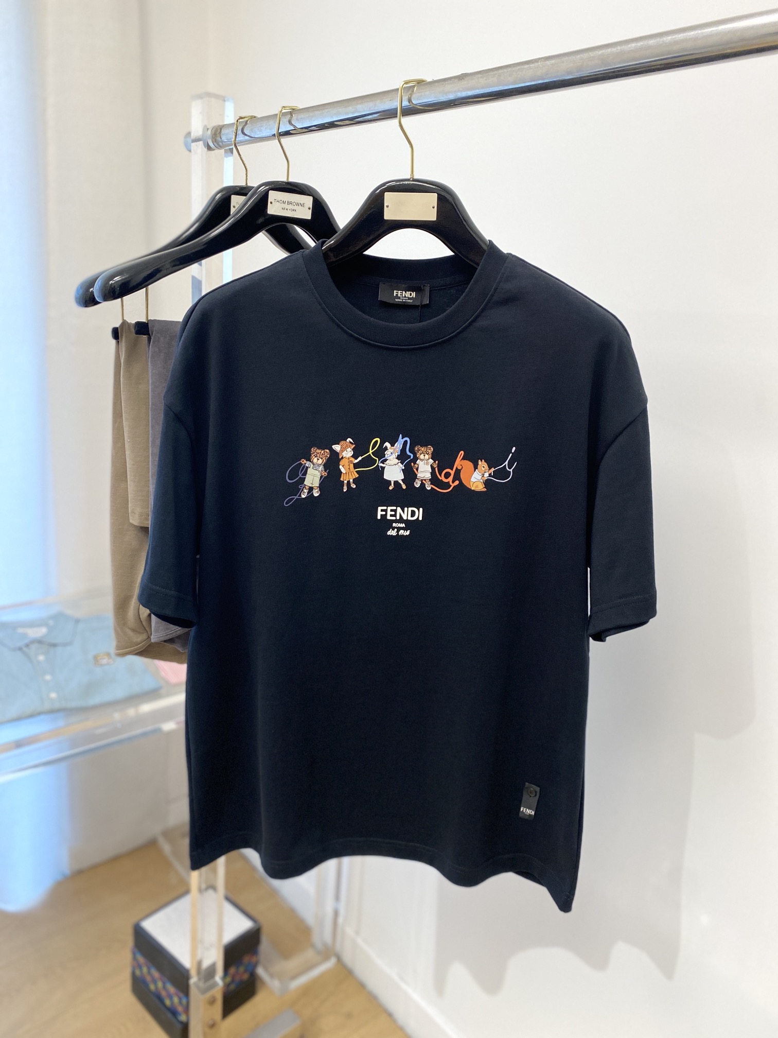 NO:132810,Fendi, the latest short-sleeved T-shirt in 2025, handsome and fashionable, top-grade printed and printed letter pattern logo on the chest, simple and versatile style. The fabric cotton is not only crisp, maintains the trendy silhouette, but also comfortable to wear, the yarn is more delicate, and the number of codes S-Xl,,fendi,T-shirt,tees,t-shirt,alexander wang19860909芬迪、2025最新款短袖T恤,帅气时尚,胸前顶级印花印胶字母图案logo,简约百搭款.面料棉 不仅挺括,保持潮流的廓形,又穿着舒适,纱织更细腻,码数 S-Xl,,fendi,T-shirt,tees，t-shirt,alexander wang,Men's clothing