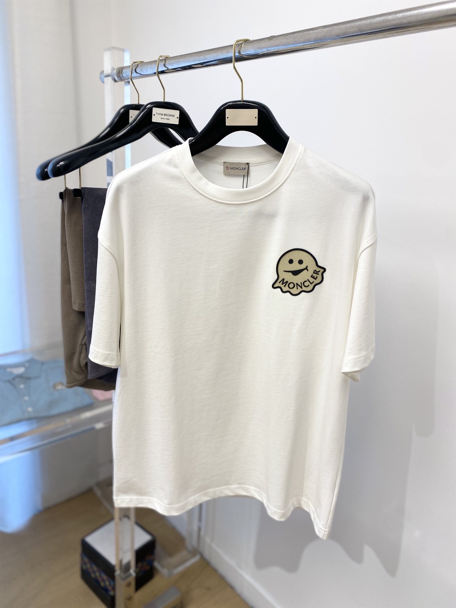 NO:132813,The latest short-sleeved T-shirt in 2025, handsome and fashionable, top-grade printed glue decorative letter pattern logo on the chest, simple and versatile style. The fabric cotton is not only crisp, maintains the trendy silhouette, but also comfortable to wear, the yarn is more delicate, and the number of codes S-Xl,,Moncler,T-shirt,tees,t-shirt,alexander wang19860909蒙口、2025最新款短袖T恤,帅气时尚,胸前顶级印胶装饰字母图案logo,简约百搭款.面料棉 不仅挺括,保持潮流的廓形,又穿着舒适,纱织更细腻,码数 S-Xl,,Moncler,T-shirt,tees，t-shirt,alexander wang,Men's clothing