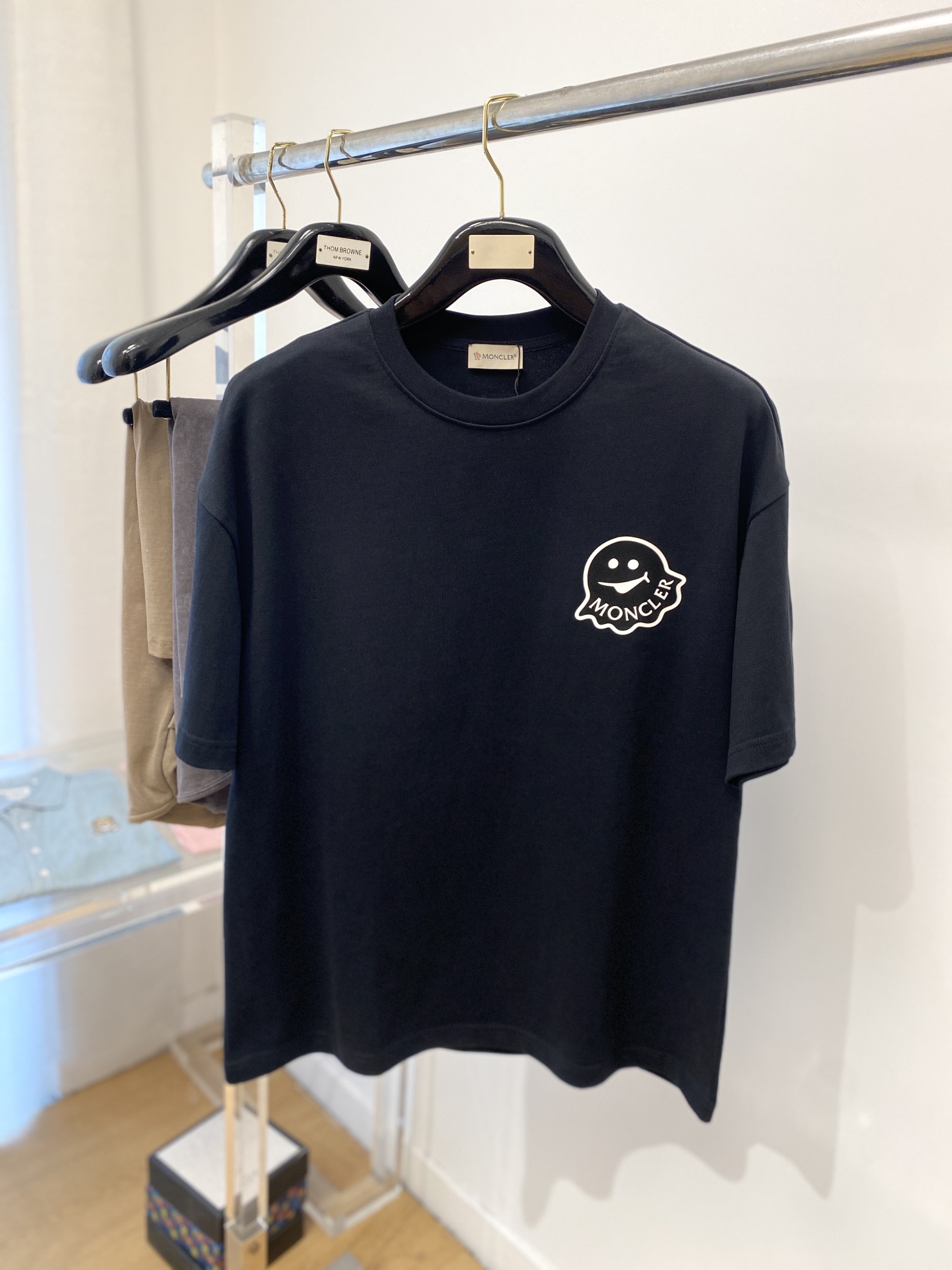 NO:132816,The latest short-sleeved T-shirt in 2025, handsome and fashionable, top-grade printed glue decorative letter pattern logo on the chest, simple and versatile style. The fabric cotton is not only crisp, maintains the trendy silhouette, but also comfortable to wear, the yarn is more delicate, and the number of codes S-XL, Moncler, T-shirt,tees, t-shirt,alexander wang19860909蒙口、2025最新款短袖T恤,帅气时尚,胸前顶级印胶装饰字母图案logo,简约百搭款.面料棉 不仅挺括,保持潮流的廓形,又穿着舒适,纱织更细腻,码数 S-XL,,Moncler,T-shirt,tees，t-shirt,alexander wang,Men's clothing