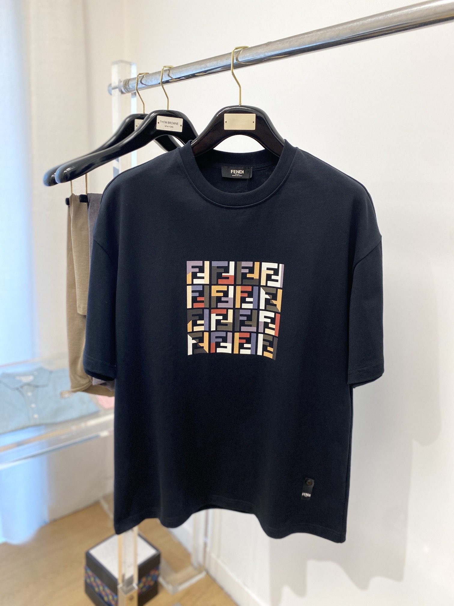 NO:132819,Fendi, the latest short-sleeved T-shirt in 2025, handsome and fashionable, top printed letter logo on the chest, simple and versatile style. The fabric cotton is not only crisp, maintains the trendy silhouette, but also comfortable to wear, the yarn is more delicate, and the number of codes S-XL,,fendi,T-shirt,tees,t-shirt,alexander wang19860909芬迪、2025最新款短袖T恤,帅气时尚,胸前顶级印花字母logo,简约百搭款.面料棉 不仅挺括,保持潮流的廓形,又穿着舒适,纱织更细腻,码数 S-XL,,fendi,T-shirt,tees，t-shirt,alexander wang,Men's clothing