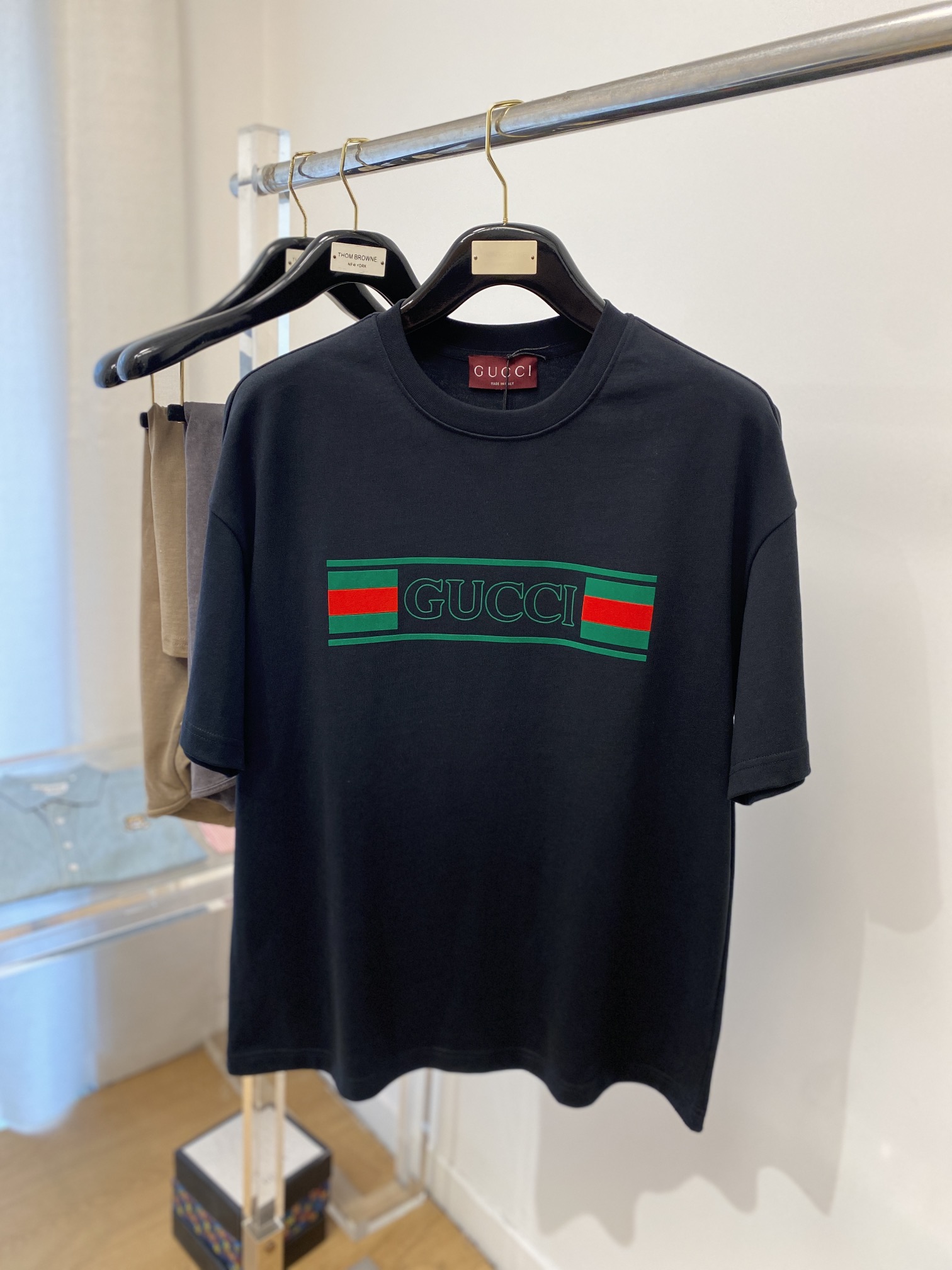 NO:132822,Guqi, the latest short-sleeved T-shirt in 2025, handsome and fashionable, top-level direct-spray craft letter logo on the chest, simple and versatile style. Fabric cotton is not only crisp, maintains a fashionable silhouette, but also comfortable to wear, with more delicate yarn, and size S-XL, T-shirt,tees, t-shirt,alexander wang19860909古奇、2025最新款短袖T恤,帅气时尚,胸前顶级直喷工艺字母logo,简约百搭款.面料棉 不仅挺括,保持潮流的廓形,又穿着舒适,纱织更细腻,码数 S-XL,,T-shirt,tees，t-shirt,alexander wang,Men's clothing