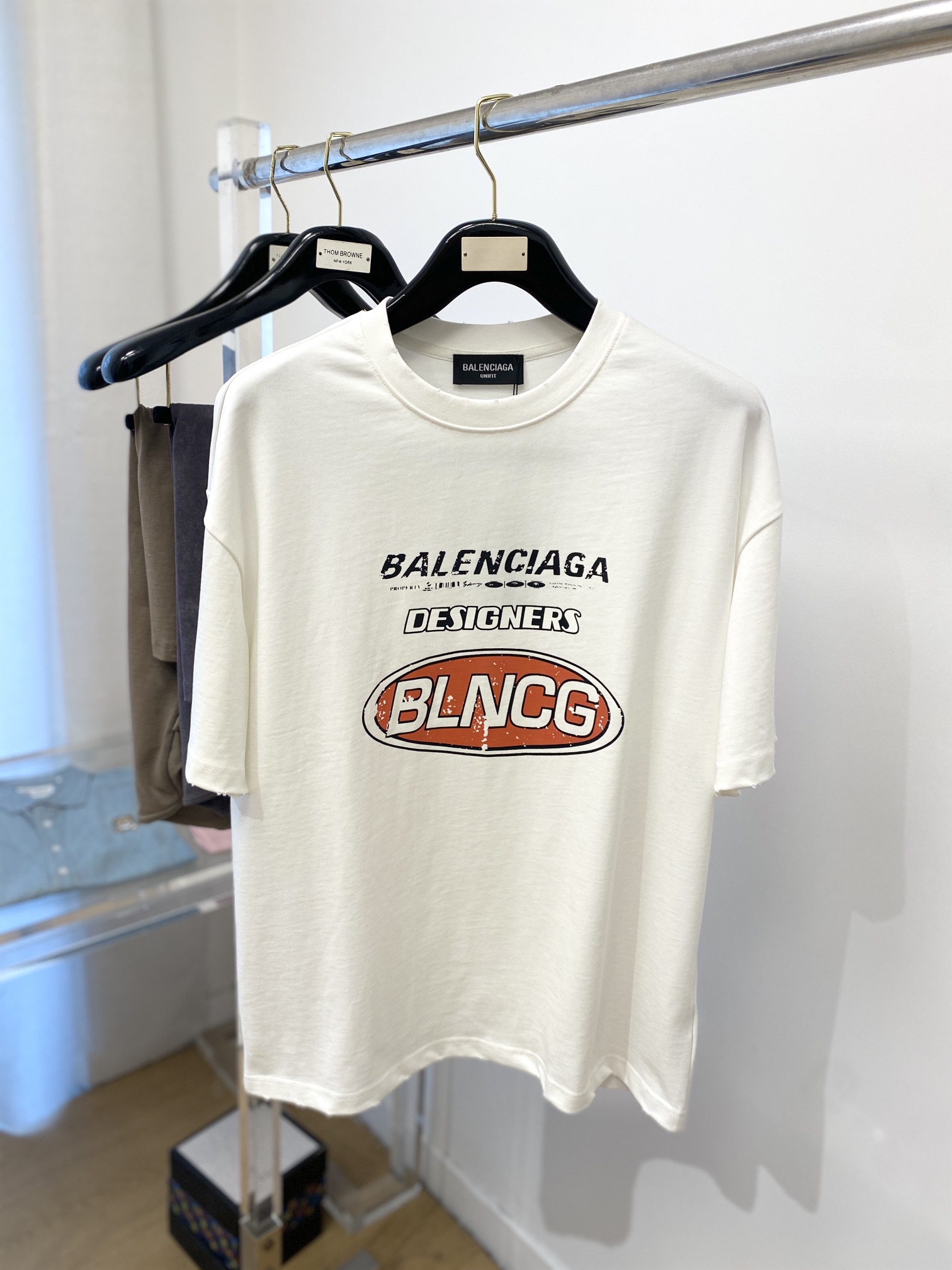 NO:134028,Balenciaga, the latest short-sleeved T-shirt in 2025, handsome and fashionable, top printed letter logo on the chest, simple and versatile style. The fabric cotton is not only crisp, maintains the trendy silhouette, but also comfortable to wear, and the yarn is more delicate, S-XL, balenciaga, T-shirt, tees, t-shirt, alexander wang19860909巴黎世家、2025最新款短袖T恤,帅气时尚,胸前顶级印花字母logo,简约百搭款.面料棉 不仅挺括,保持潮流的廓形,又穿着舒适,纱织更细腻,码数S-XL,,balenciaga,T-shirt,tees，t-shirt,alexander wang,Men's clothing