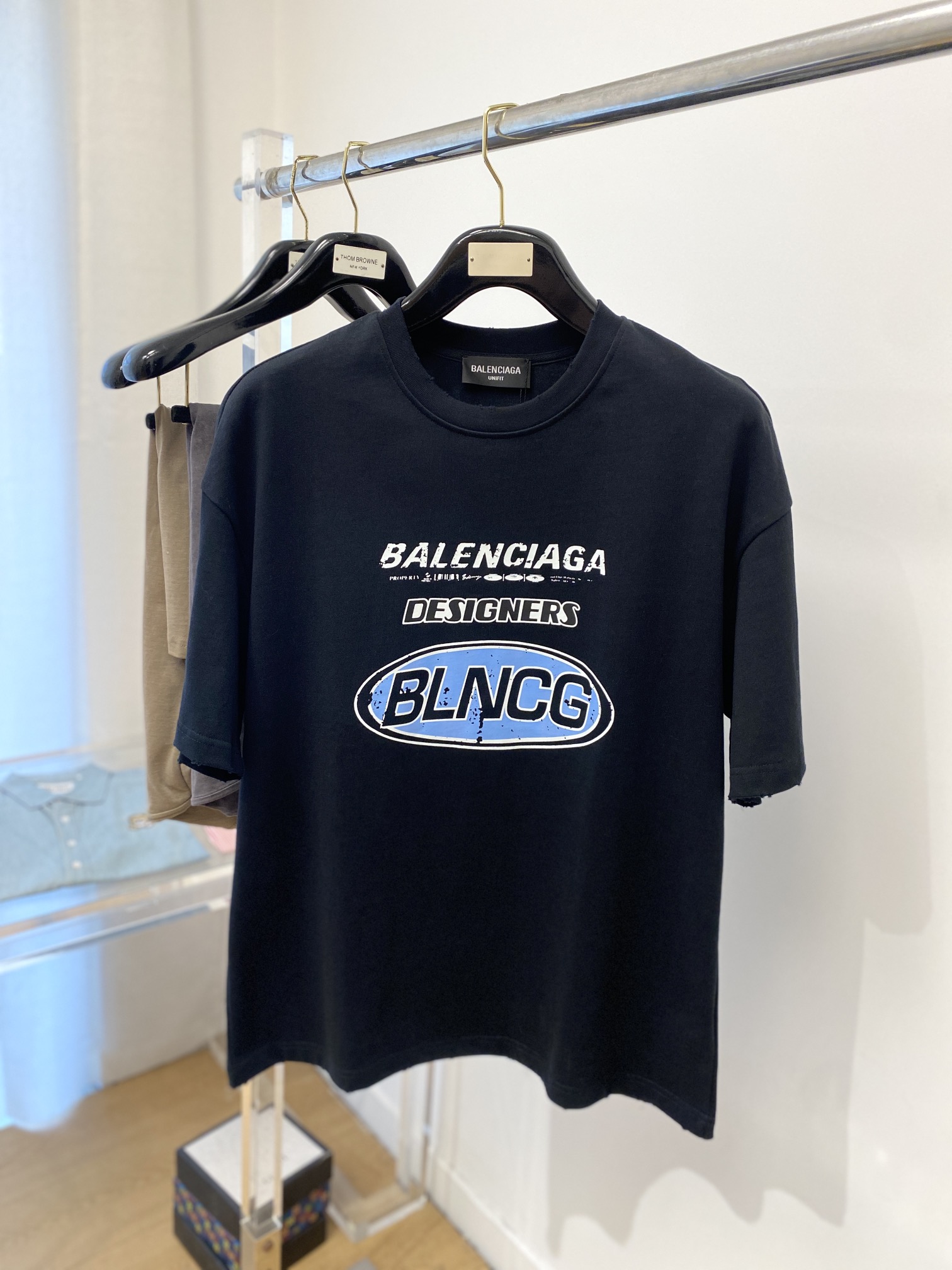 NO:134030,Balenciaga, the latest short-sleeved T-shirt in 2025, handsome and fashionable, top printed letter logo on the chest, simple and versatile style. Fabric cotton is not only crisp, maintains a fashionable silhouette, but also comfortable to wear, with more delicate yarn, and size S-XL,,balenciaga,T-shirt,tees,t-shirt,alexander wang19860909巴黎世家、2025最新款短袖T恤,帅气时尚,胸前顶级印花字母logo,简约百搭款.面料棉 不仅挺括,保持潮流的廓形,又穿着舒适,纱织更细腻,码数 S-XL,,balenciaga,T-shirt,tees，t-shirt,alexander wang,Men's clothing