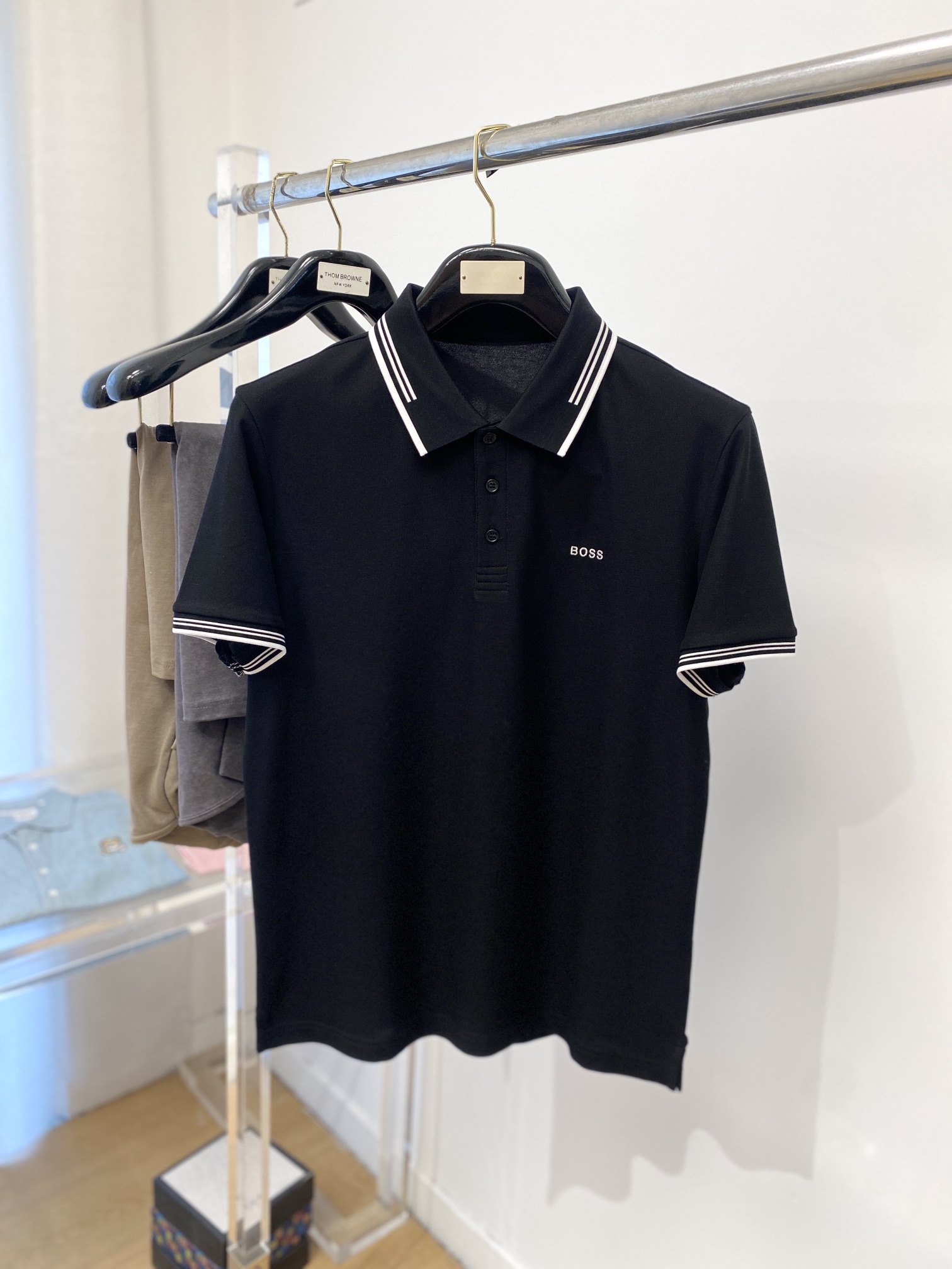 NO:134038,BOSS, the latest short-sleeved T-shirt in 2025, handsome and fashionable, exquisite embroidered letter logo on the chest, simple and versatile style. The fabric cotton is not only crisp, maintains the trendy silhouette, but also comfortable to wear, the yarn is more delicate, and the number of codes M-3XL,,T-shirt,tees,t-shirt,alexander wang19860909BOSS、2025最新款短袖T恤,帅气时尚,胸前精致刺绣字母logo,简约百搭款.面料棉 不仅挺括,保持潮流的廓形,又穿着舒适,纱织更细腻,码数 M-3XL,,T-shirt,tees，t-shirt,alexander wang,Men's clothing