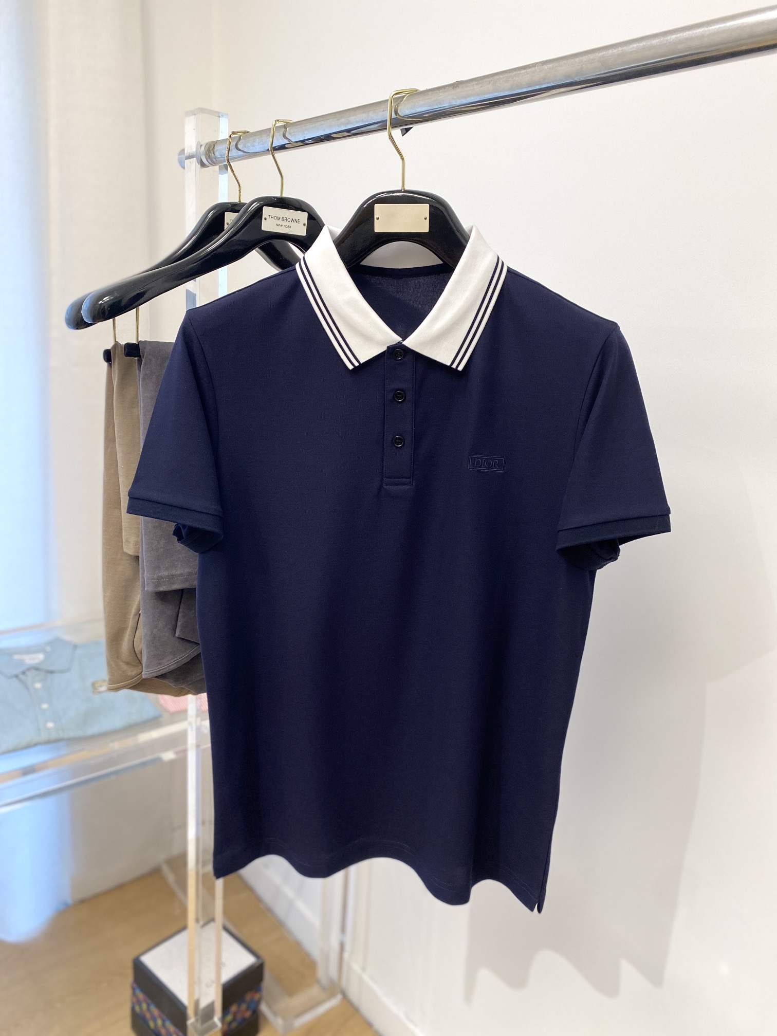 NO:134018,Dior, the latest short-sleeved T-shirt in 2025, handsome and fashionable, exquisite embroidered letter logo on the chest, simple and versatile style. The fabric cotton is not only crisp, maintains the trendy silhouette, but also comfortable to wear, and the yarn is more delicate, and the number of codes M-3XL,,dior,T-shirt,tees,t-shirt,alexander wang19860909迪奥、2025最新款短袖T恤,帅气时尚,胸前精致刺绣字母logo,简约百搭款.面料棉 不仅挺括,保持潮流的廓形,又穿着舒适,纱织更细腻,码数 M-3XL,,dior,T-shirt,tees，t-shirt,alexander wang,Men's clothing