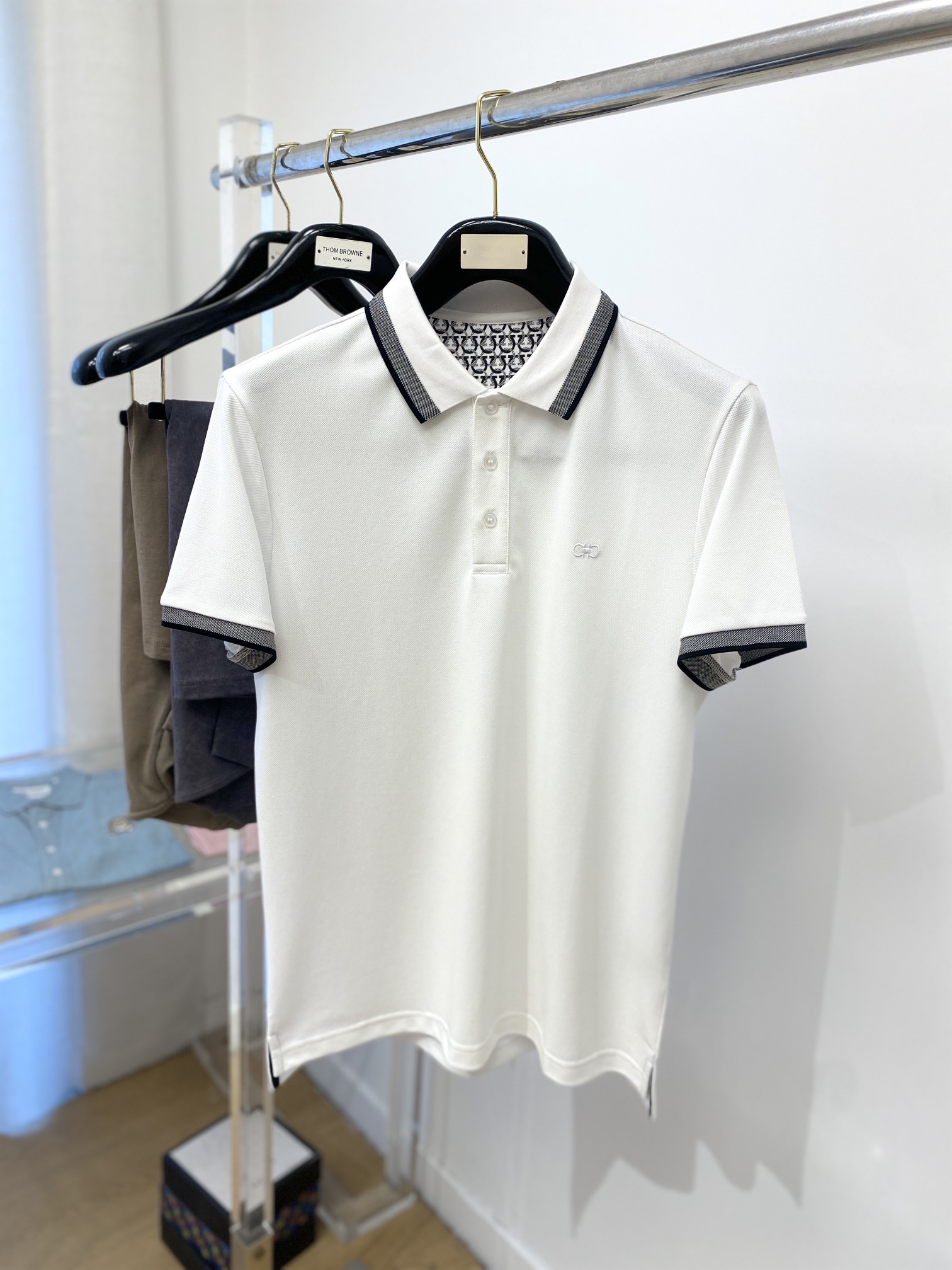 NO:134021,Ferragamo, the latest short-sleeved T-shirt in 2025, handsome and fashionable, exquisite embroidered pattern logo on the chest, simple and versatile style. Fabric cotton is not only crisp, maintains a fashionable silhouette, but also comfortable to wear, with more delicate yarn, and size M-3Xl, ferragamo, T-shirt,tees, t-shirt,alexander wang19860909菲拉格慕、2025最新款短袖T恤,帅气时尚,胸前精致刺绣图案logo,简约百搭款.面料棉 不仅挺括,保持潮流的廓形,又穿着舒适,纱织更细腻,码数 M-3Xl,,ferragamo,T-shirt,tees，t-shirt,alexander wang,Men's clothing