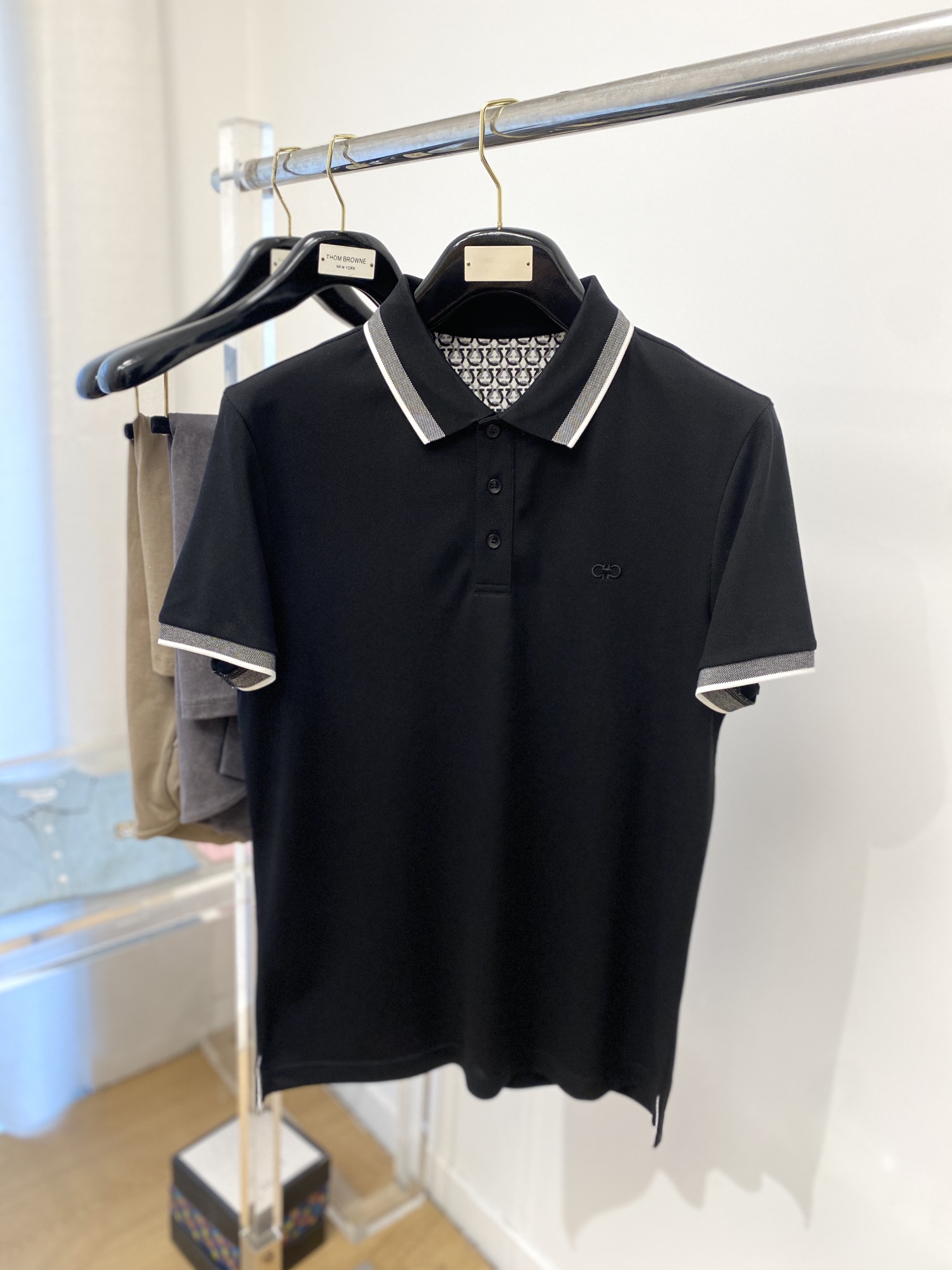 NO:134024,Ferragamo, the latest short-sleeved T-shirt in 2025, handsome and fashionable, exquisite embroidered pattern logo on the chest, simple and versatile style. The fabric cotton is not only crisp, maintains the trendy silhouette, and is also comfortable to wear, and the yarn is more delicate, the number M-3XL, ferragamo, T-shirt, tees, t-shirt, alexander wang19860909菲拉格慕、2025最新款短袖T恤,帅气时尚,胸前精致刺绣图案logo,简约百搭款.面料棉 不仅挺括,保持潮流的廓形,又穿着舒适,纱织更细腻,码数M-3XL,,ferragamo,T-shirt,tees，t-shirt,alexander wang,Men's clothing