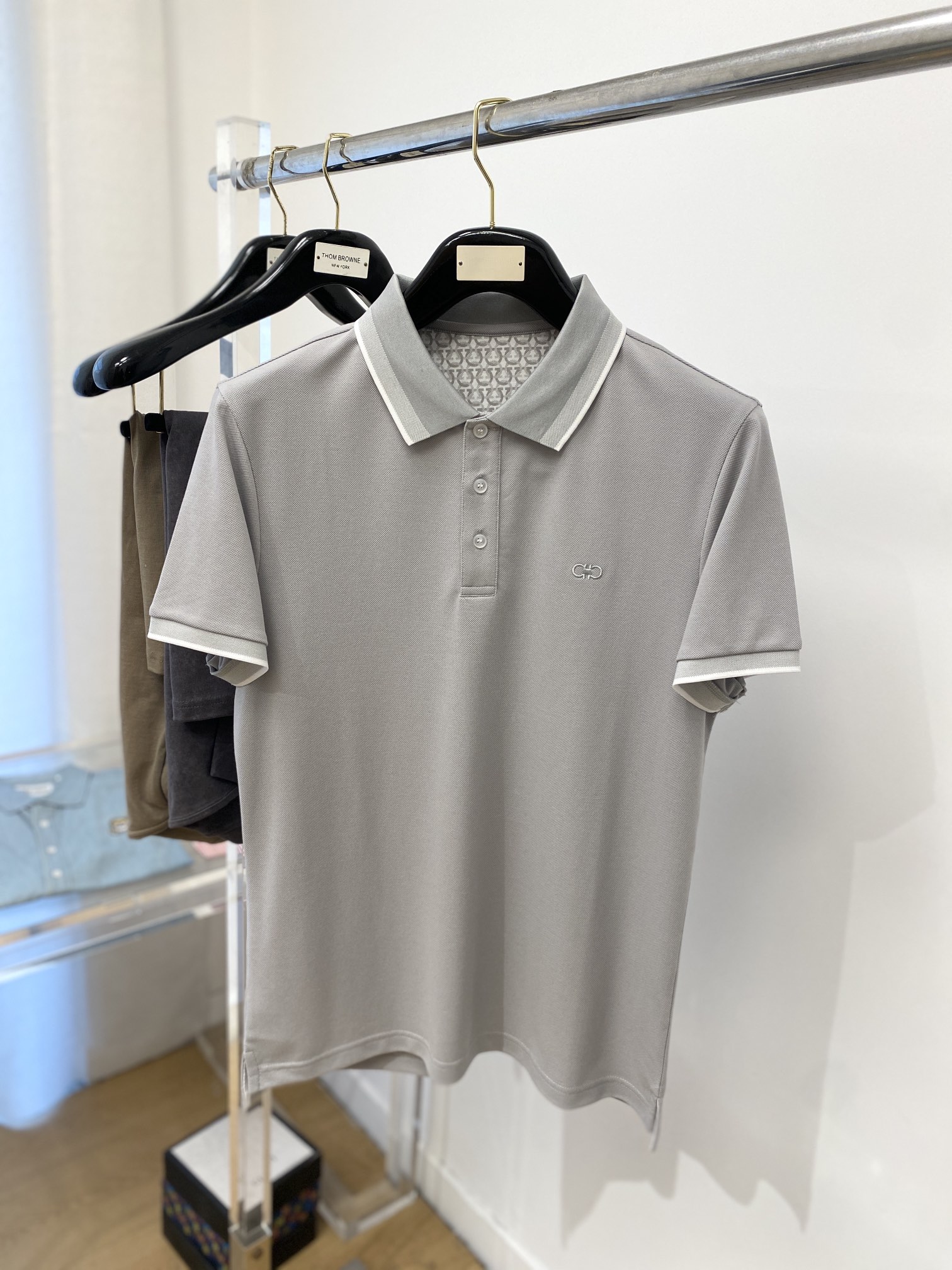 NO:134027,Ferragamo, the latest short-sleeved T-shirt in 2025, handsome and fashionable, exquisite embroidered pattern logo on the chest, simple and versatile style. Fabric cotton is not only crisp, maintains a fashionable silhouette, but also comfortable to wear, with more delicate yarn, and size M-3Xl, ferragamo, T-shirt,tees, t-shirt,alexander wang19860909菲拉格慕、2025最新款短袖T恤,帅气时尚,胸前精致刺绣图案logo,简约百搭款.面料棉 不仅挺括,保持潮流的廓形,又穿着舒适,纱织更细腻,码数 M-3Xl,,ferragamo,T-shirt,tees，t-shirt,alexander wang,Men's clothing