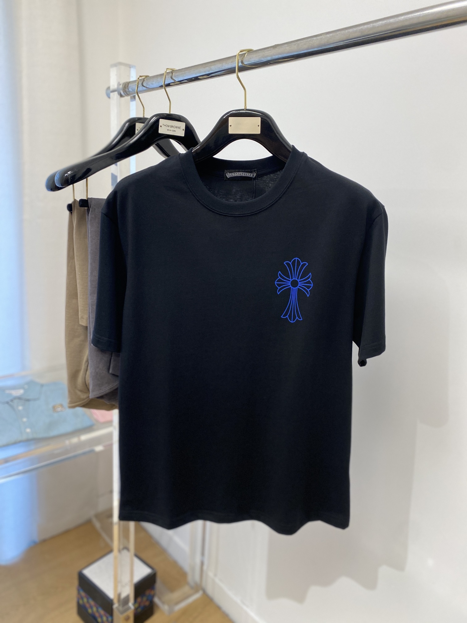 NO:134032,Croxin, the latest short-sleeved T-shirt in 2025, handsome and fashionable, top-grade printed pattern logo on the chest, simple and versatile style. Fabric cotton is not only crisp, maintains a fashionable silhouette, but also comfortable to wear, with more delicate yarn, and size M-3XL, chrome hearts, T-shirt, tees, t-shirt, alexander wang19860909克罗心、2025最新款短袖T恤,帅气时尚,胸前顶级印花图案logo,简约百搭款.面料棉 不仅挺括,保持潮流的廓形,又穿着舒适,纱织更细腻,码数 M-3XL,,chrome hearts,T-shirt,tees，t-shirt,alexander wang,Men's clothing