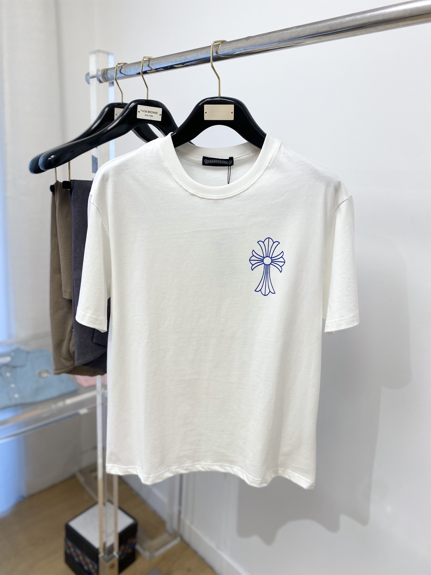 NO:132805,Croxin, the latest short-sleeved T-shirt in 2025, handsome and fashionable, top-grade printed pattern logo on the chest, simple and versatile style. Fabric cotton is not only crisp, maintains a fashionable silhouette, but also comfortable to wear, with more delicate yarn, and size M-3XL, chrome hearts, T-shirt, tees, t-shirt, alexander wang19860909克罗心、2025最新款短袖T恤,帅气时尚,胸前顶级印花图案logo,简约百搭款.面料棉 不仅挺括,保持潮流的廓形,又穿着舒适,纱织更细腻,码数 M-3XL,,chrome hearts,T-shirt,tees，t-shirt,alexander wang,Men's clothing