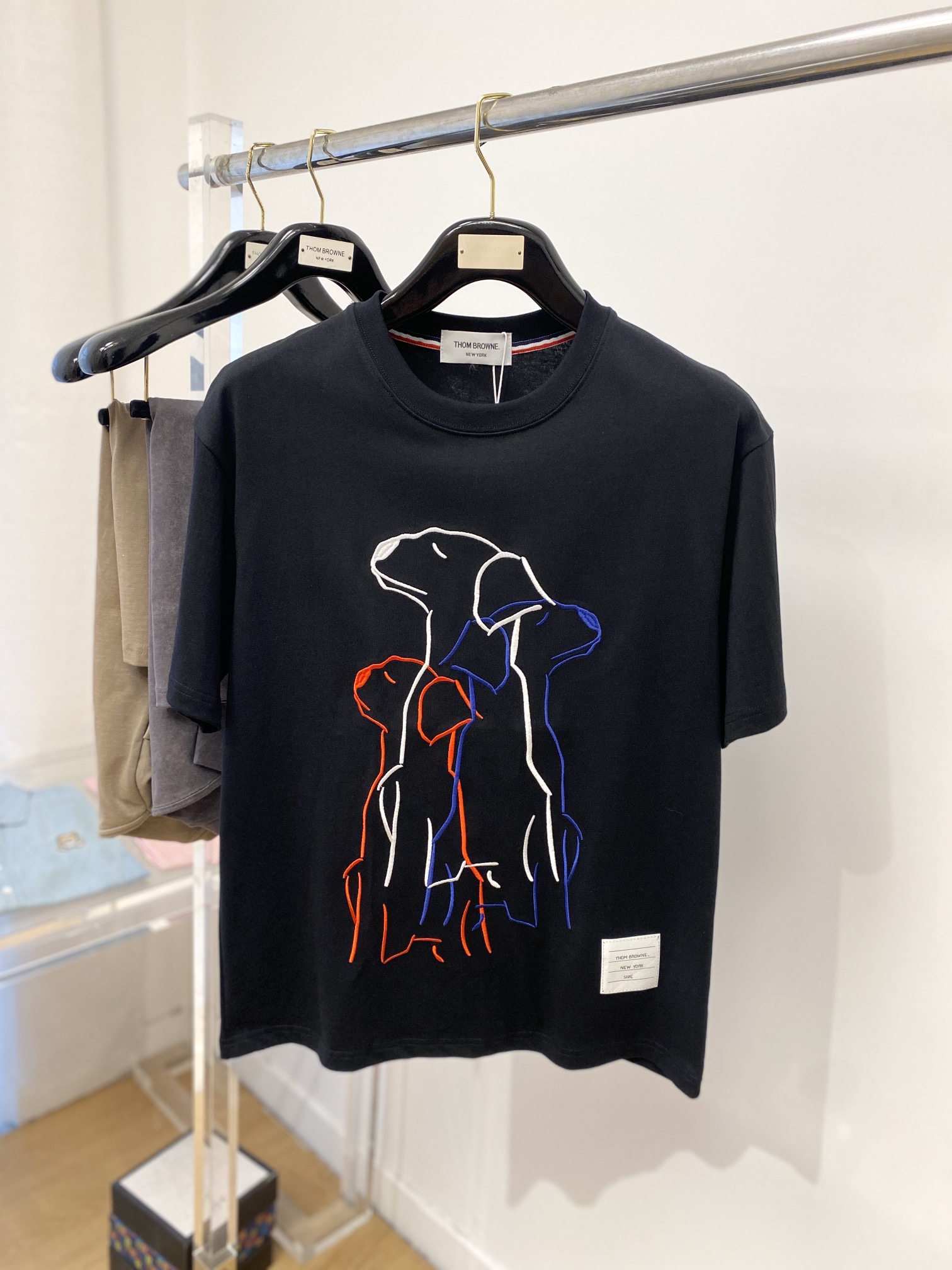 NO:132808,TB, the latest short-sleeved T-shirt in 2025, handsome and fashionable, exquisite embroidered pattern logo on the front, simple and versatile style. The fabric cotton is not only crisp, maintains the trendy silhouette, but also comfortable to wear, with more delicate yarn, and the number of codes M-3XL,,T-shirt,tees,t-shirt,alexander wang19860909TB、2025最新款短袖T恤,帅气时尚,前幅精致刺绣图案logo,简约百搭款.面料棉 不仅挺括,保持潮流的廓形,又穿着舒适,纱织更细腻,码数 M-3XL,,T-shirt,tees，t-shirt,alexander wang,Men's clothing