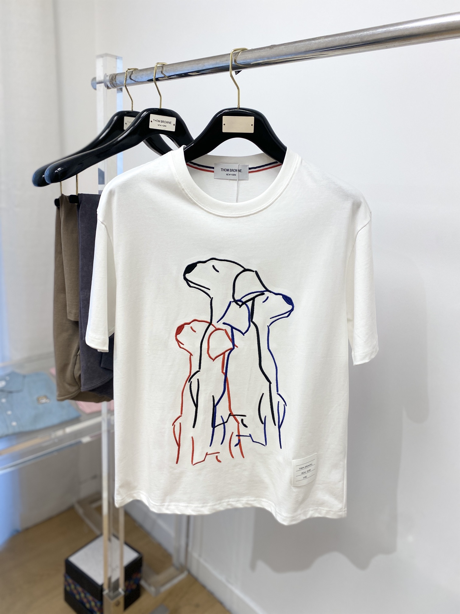 NO:132811,TB, the latest short-sleeved T-shirt in 2025, handsome and fashionable, exquisite embroidered pattern logo on the front, simple and versatile style. The fabric cotton is not only crisp, maintains the trendy silhouette, but also comfortable to wear, with more delicate yarn, and the number of codes M-3Xl,,loro piana,T-shirt,tees,t-shirt,alexander wang19860909TB、2025最新款短袖T恤,帅气时尚,前幅精致刺绣图案logo,简约百搭款.面料棉 不仅挺括,保持潮流的廓形,又穿着舒适,纱织更细腻,码数 M-3Xl,,loro piana,T-shirt,tees，t-shirt,alexander wang,Men's clothing