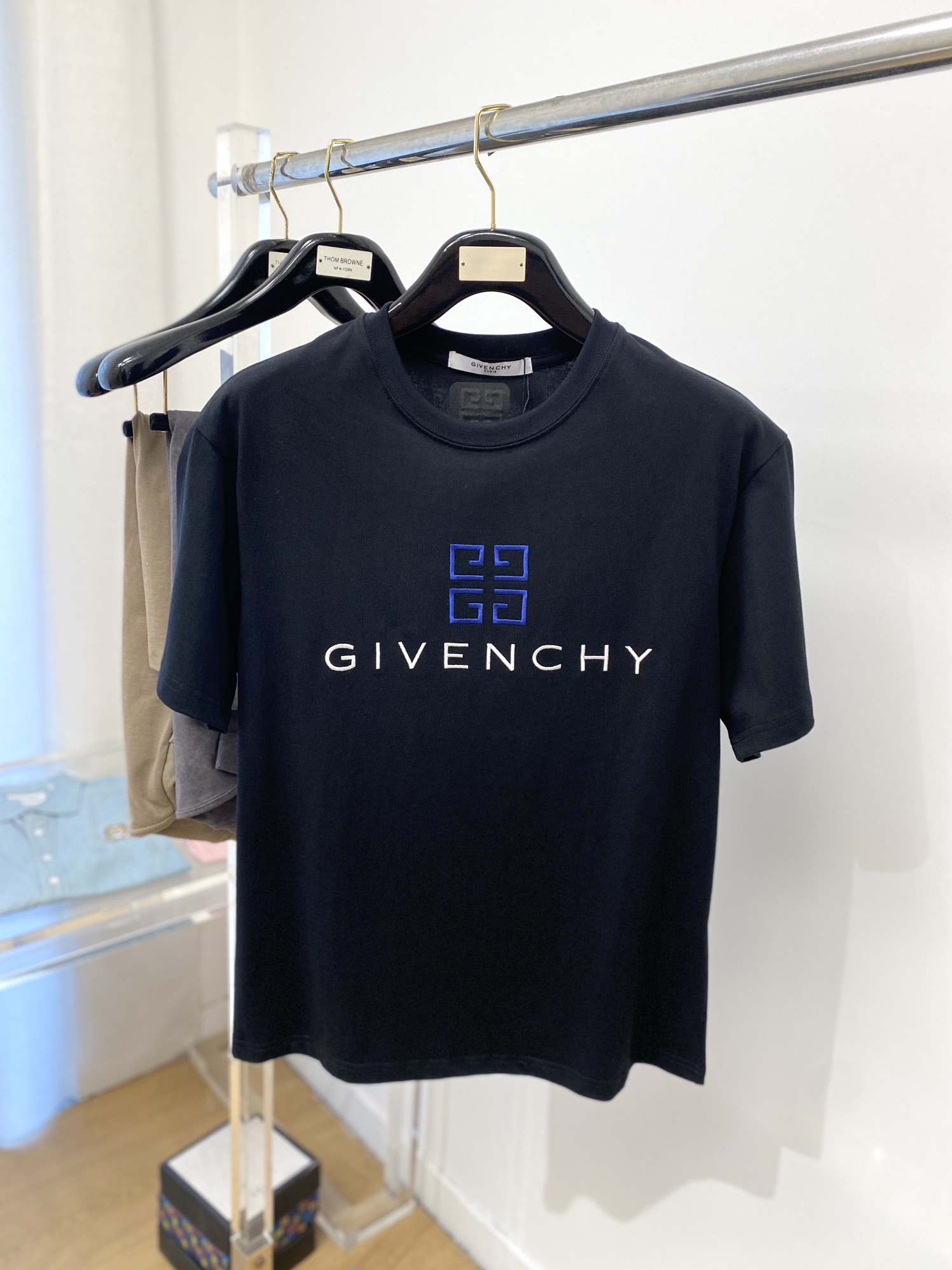 NO:132817,Givenchy, the latest short-sleeved T-shirt in 2025, handsome and fashionable, exquisite embroidered pattern letter logo on the chest, simple and versatile style. The fabric cotton is not only crisp, maintains the trendy silhouette, but also comfortable to wear, the yarn is more delicate, and the number of codes M-3XL, given, loro piana, T-shirt,tees, t-shirt,alexander wang19860909纪梵希、2025最新款短袖T恤,帅气时尚,胸前精致刺绣图案字母logo,简约百搭款.面料棉 不仅挺括,保持潮流的廓形,又穿着舒适,纱织更细腻,码数 M-3XL,,givenchy,loro piana,T-shirt,tees，t-shirt,alexander wang,Men's clothing