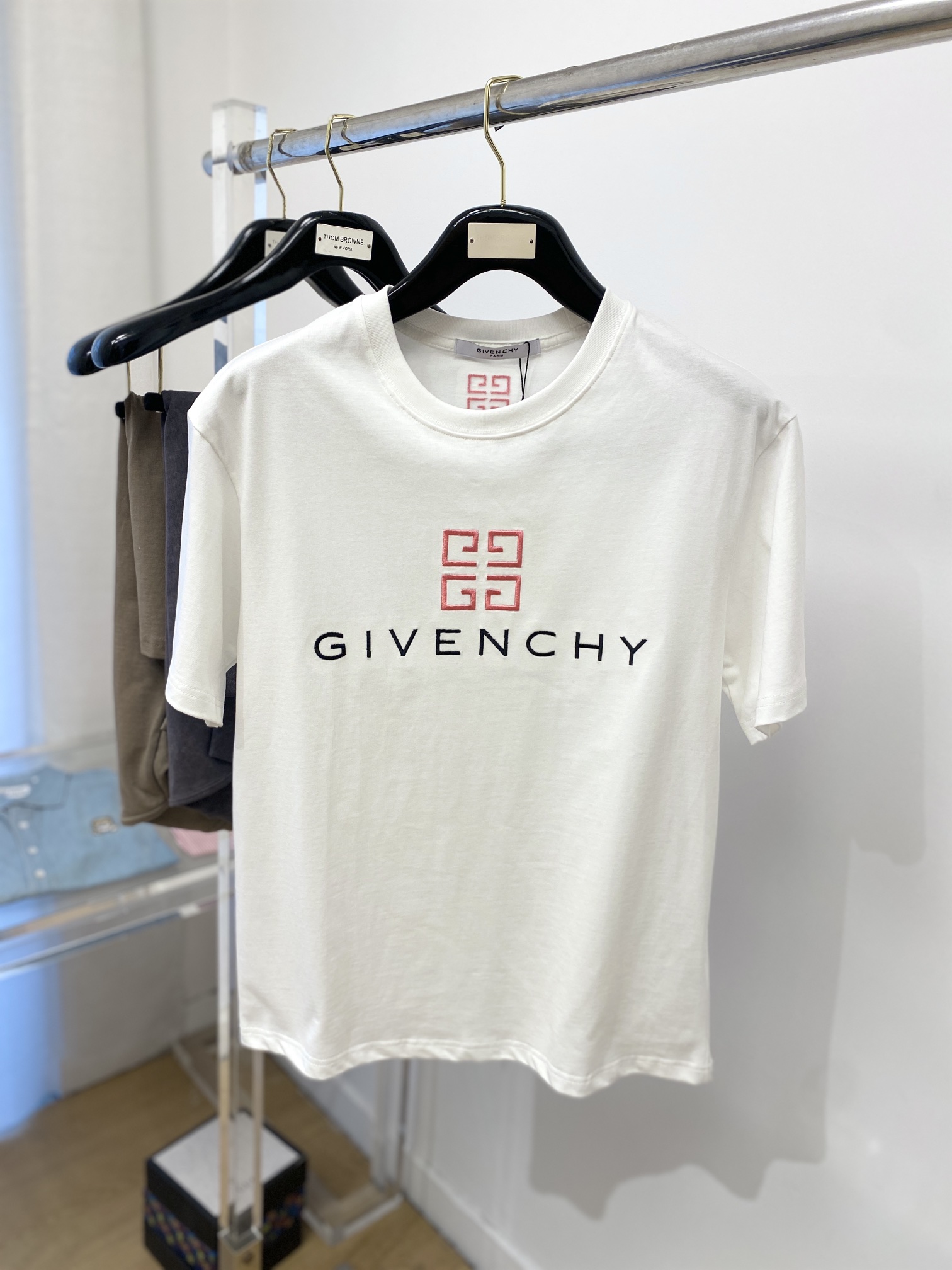 NO:132820,Givenchy, the latest short-sleeved T-shirt in 2025, handsome and fashionable, exquisite embroidered pattern letter logo on the chest, simple and versatile style. The fabric cotton is not only crisp, maintains the trendy silhouette, but also comfortable to wear, the yarn is more delicate, and the number of codes M-3XL, given, T-shirt,tees, t-shirt,alexander wang19860909纪梵希、2025最新款短袖T恤,帅气时尚,胸前精致刺绣图案字母logo,简约百搭款.面料棉 不仅挺括,保持潮流的廓形,又穿着舒适,纱织更细腻,码数 M-3XL,,givenchy,T-shirt,tees，t-shirt,alexander wang,Men's clothing