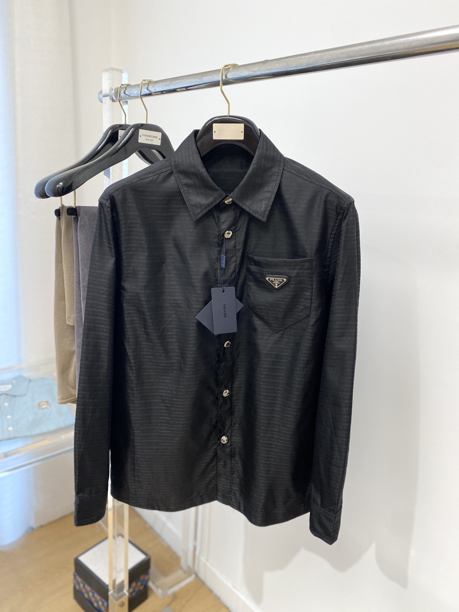 NO:134060,Prada, 2025 new jacket jacket, fashionable and handsome, simple and versatile style, chest hardware decorative triangle logo, customized original fabric, not only crisp, maintains the trendy silhouette, and is comfortable to wear, the yarn weaving is more delicate, the number M-3XL, prada, jackets & coats, jackets & coats, alexander wang19860909普拉达、2025新品夹克外套,时尚帅气,简约百搭款,胸前五金装饰三角标logo,定制原版面料,不仅挺括,保持潮流的廓形,又穿着舒适,纱织更细腻,码数M-3XL,,prada,jackets & coats,jackets & coats,alexander wang,Men's clothing