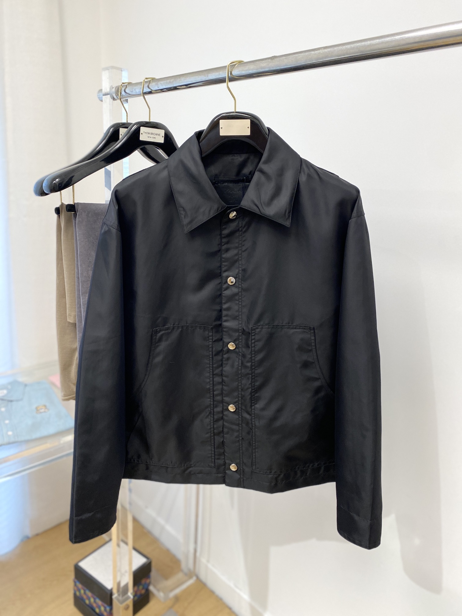 NO:134063,Prada, 2025 new jacket jacket, fashionable and handsome, simple and versatile style, back hardware decorative triangle logo, customized original fabric, not only crisp, maintains the trendy silhouette, and is comfortable to wear, the yarn weaving is more delicate, the number M-3XL, prada, jackets & coats, jackets & coats, alexander wang19860909普拉达、2025新品夹克外套,时尚帅气,简约百搭款,后背五金装饰三角标logo,定制原版面料,不仅挺括,保持潮流的廓形,又穿着舒适,纱织更细腻,码数M-3XL,,prada,jackets & coats,jackets & coats,alexander wang,Men's clothing