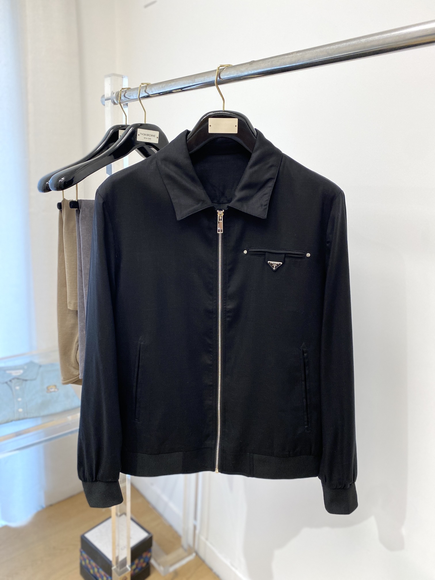 NO:134056,Prada, 2025 new jacket jacket, fashionable and handsome, simple and versatile style, chest hardware decorative triangle logo, customized original fabric, not only crisp, maintains the trendy silhouette, and is comfortable to wear, the yarn weaving is more delicate, the number M-3XL, prada, jackets & coats, jackets & coats, alexander wang19860909普拉达、2025新品夹克外套,时尚帅气,简约百搭款,胸前五金装饰三角标logo,定制原版面料,不仅挺括,保持潮流的廓形,又穿着舒适,纱织更细腻,码数M-3XL,,prada,jackets & coats,jackets & coats,alexander wang,Men's clothing