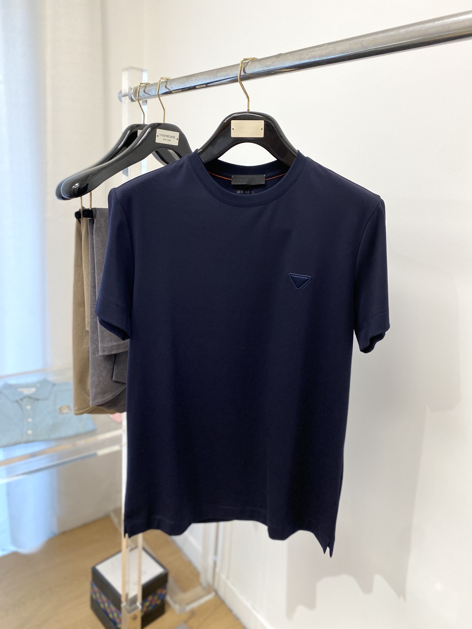 NO:134069,Prada, the latest short-sleeved T-shirt in 2025, handsome and fashionable, exquisite and dense embroidered pattern logo on the chest, simple and versatile style. The fabric cotton is not only crisp, maintains the trendy silhouette, but also comfortable to wear, and the yarn is more delicate, and the number of codes M-3XL,,prada,T-shirt,tees,t-shirt,alexander wang19860909普拉达、2025最新款短袖T恤,帅气时尚,胸前精致密织刺绣图案logo,简约百搭款.面料棉 不仅挺括,保持潮流的廓形,又穿着舒适,纱织更细腻,码数 M-3XL,,prada,T-shirt,tees，t-shirt,alexander wang,Men's clothing