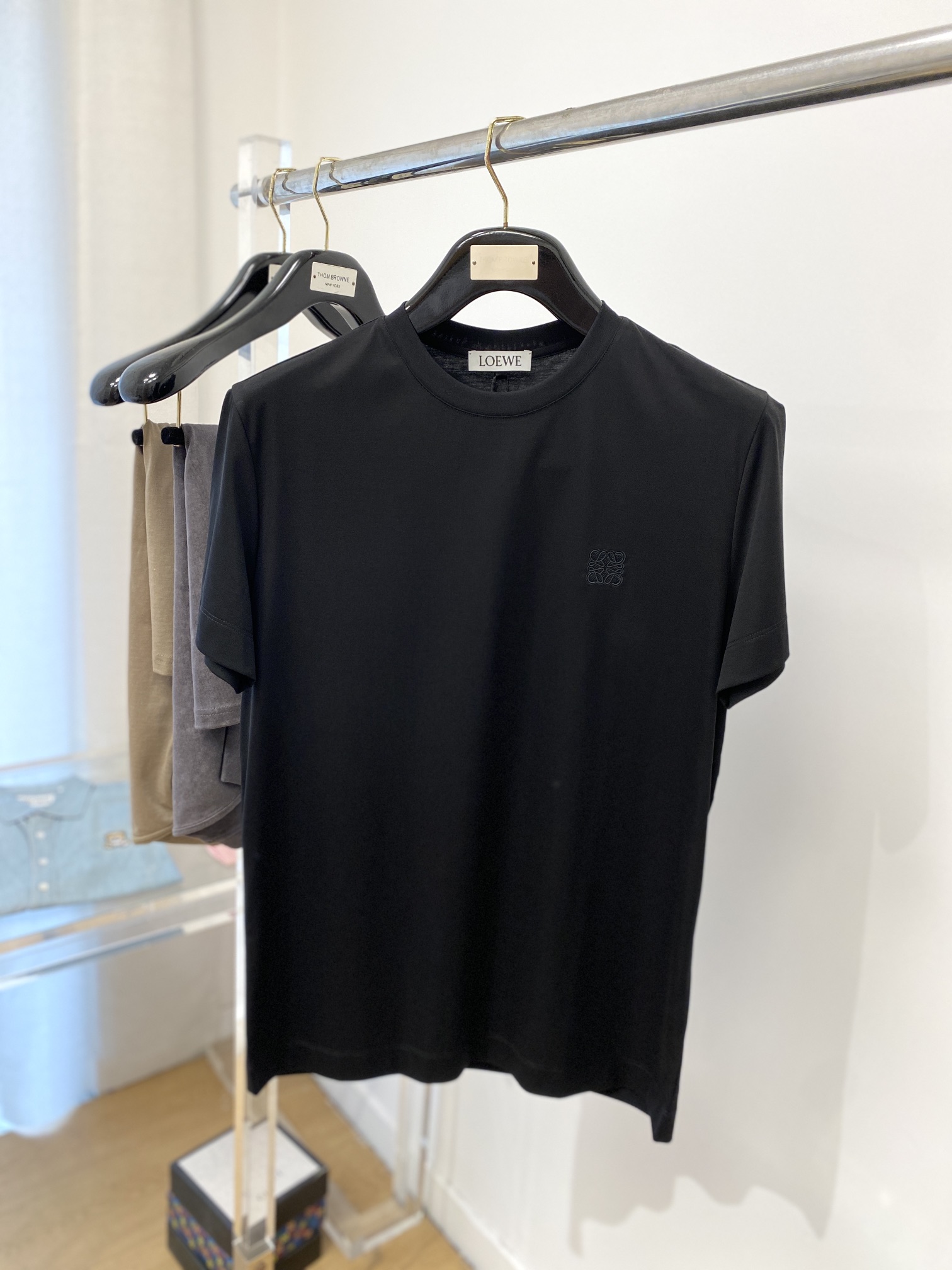 NO:134043,Luo Yiwei, the latest short-sleeved T-shirt in 2025, handsome and fashionable, exquisite and dense embroidered pattern logo on the chest, simple and versatile style. The fabric cotton is not only crisp, maintains the trendy silhouette, but also comfortable to wear, and the yarn is more delicate, and the number of codes M-3XL,,loewe,T-shirt,tees,t-shirt,alexander wang19860909罗意威、2025最新款短袖T恤,帅气时尚,胸前精致密织刺绣图案logo,简约百搭款.面料棉 不仅挺括,保持潮流的廓形,又穿着舒适,纱织更细腻,码数 M-3XL,,loewe,T-shirt,tees，t-shirt,alexander wang,Men's clothing