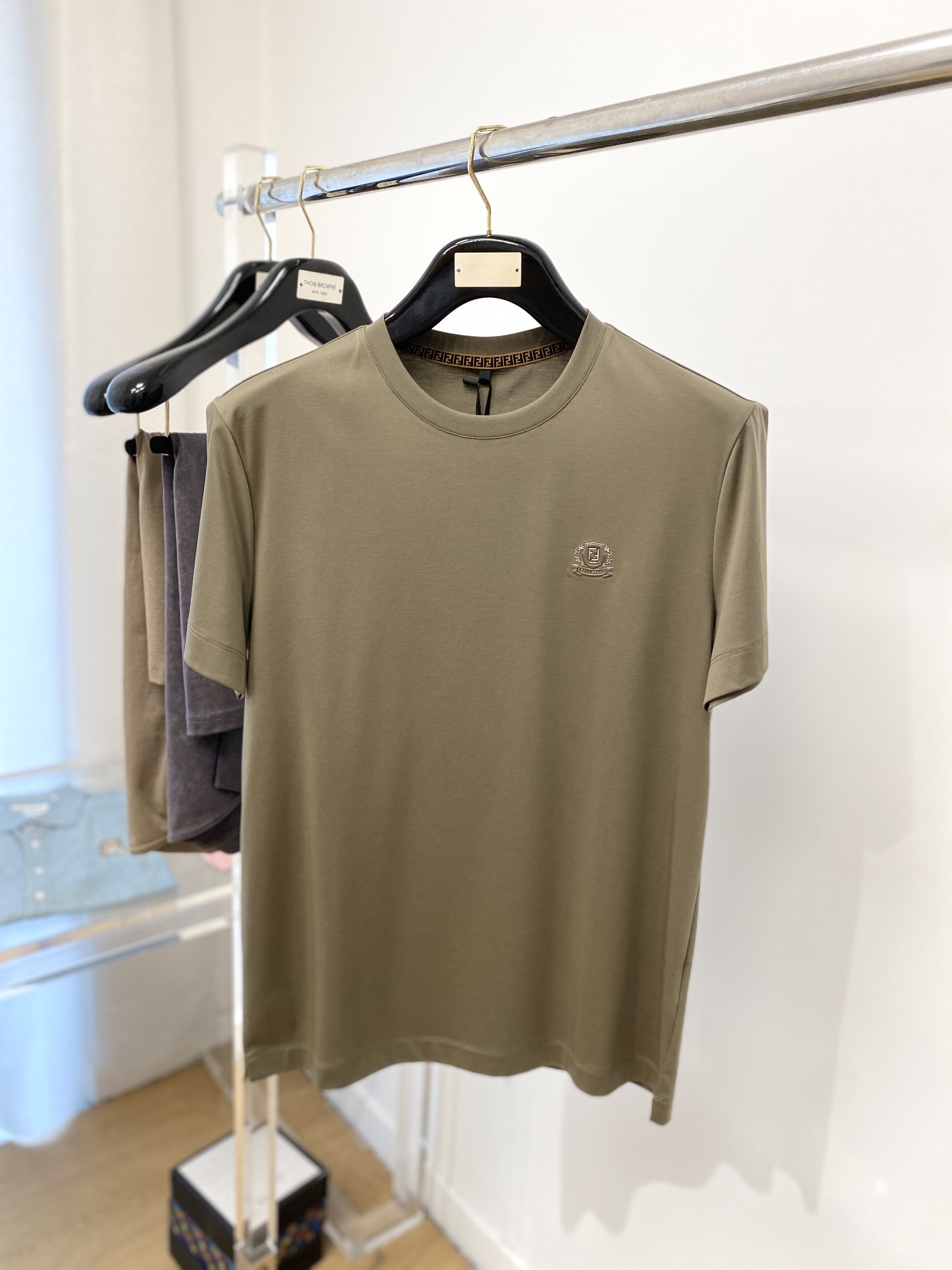 NO:134059,Fendi, the latest short-sleeved T-shirt in 2025, handsome and fashionable, top-grade embossed letter logo on the chest, simple and versatile style. The fabric cotton is not only crisp, maintains the trendy silhouette, but also comfortable to wear, the yarn is more delicate, and the number of codes M-3XL,,fendi,T-shirt,tees,t-shirt,alexander wang19860909芬迪、2025最新款短袖T恤,帅气时尚,胸前顶级凹凸印胶字母logo,简约百搭款.面料棉 不仅挺括,保持潮流的廓形,又穿着舒适,纱织更细腻,码数 M-3XL,,fendi,T-shirt,tees，t-shirt,alexander wang,Men's clothing