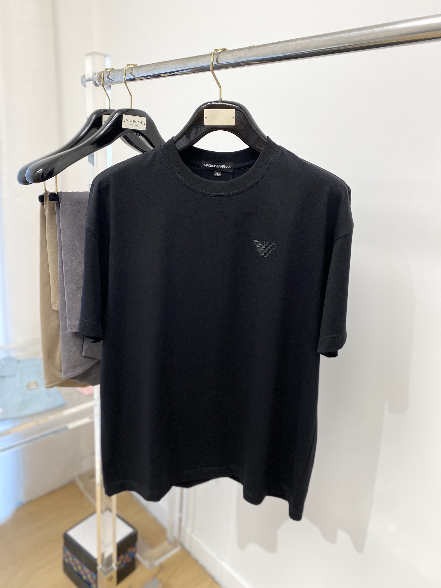 NO:134072,Armani, the latest short-sleeved T-shirt in 2025, handsome and fashionable, top-grade glue-printed pattern logo on the chest, simple and versatile style. Fabric cotton is not only crisp, maintains a fashionable silhouette, but also comfortable to wear, with more delicate yarn, and size M-3XL,,armani, T-shirt,tees, t-shirt,alexander wang19860909阿玛尼、2025最新款短袖T恤,帅气时尚,胸前顶级印胶图案logo,简约百搭款.面料棉 不仅挺括,保持潮流的廓形,又穿着舒适,纱织更细腻,码数 M-3XL,,armani,T-shirt,tees，t-shirt,alexander wang,Men's clothing