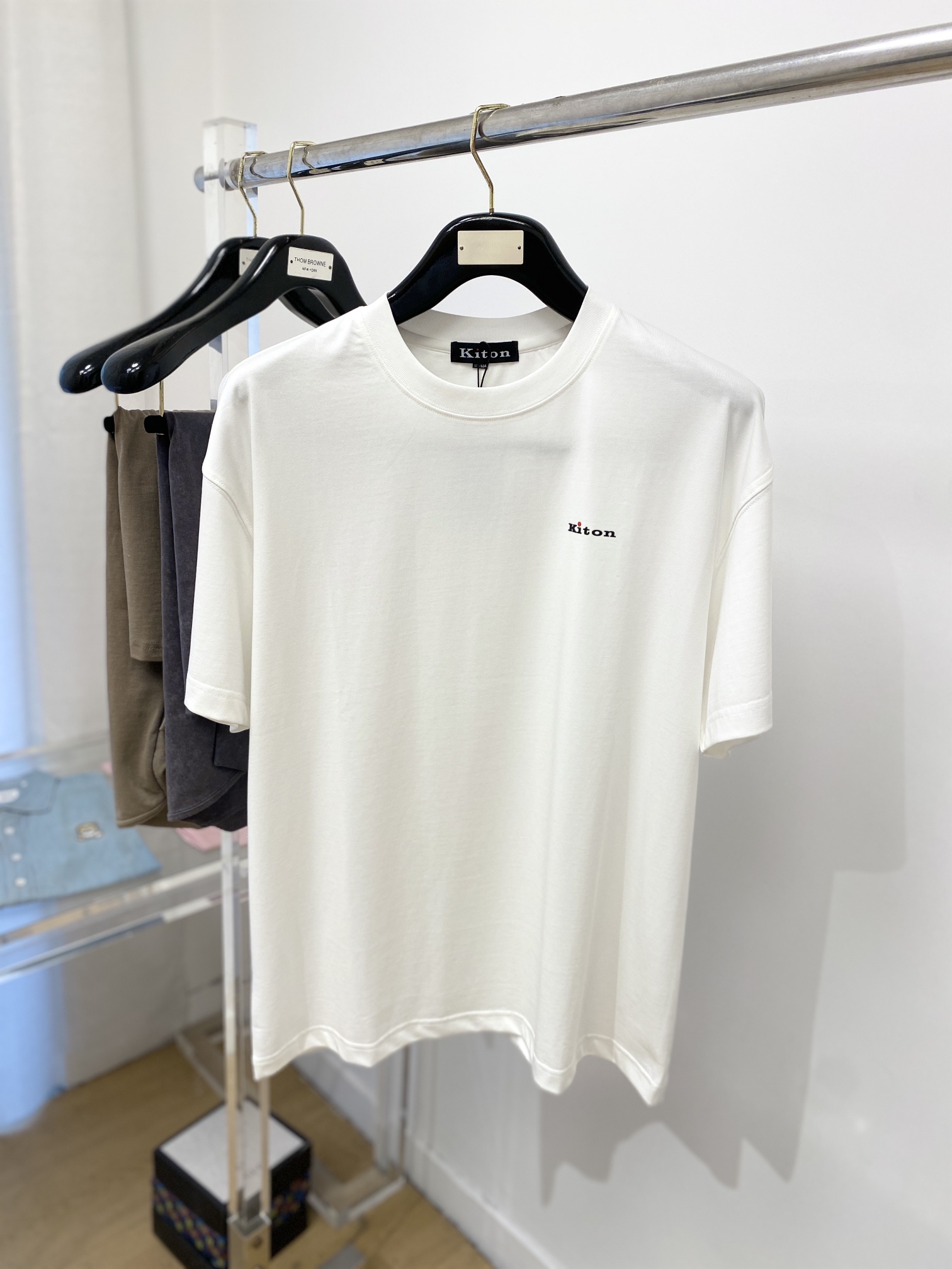 NO:134075,Kiton fashion brand, 2025 latest short-sleeved T-shirt, handsome and fashionable, top-grade printed letter logo on the chest, simple and versatile style. Fabric cotton is not only crisp, maintains the trendy silhouette, but also comfortable to wear, with more delicate yarn, and size M-3XL, T-shirt,tees, t-shirt,alexander wang19860909Kiton 时尚潮牌、2025最新款短袖T恤,帅气时尚,胸前顶级印胶字母logo,简约百搭款.面料棉 不仅挺括,保持潮流的廓形,又穿着舒适,纱织更细腻,码数 M-3XL,,T-shirt,tees，t-shirt,alexander wang,Men's clothing