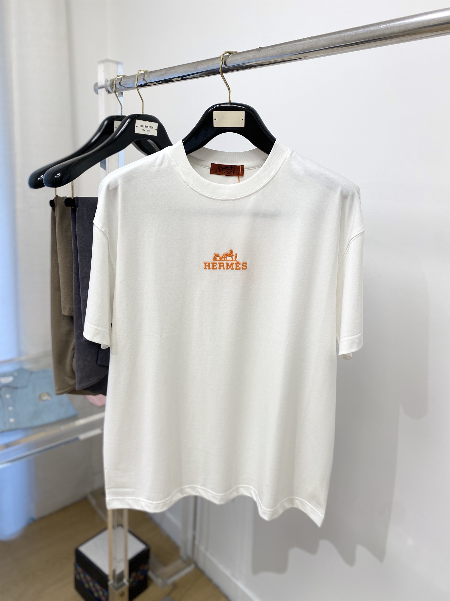 NO:134081,Hermes, the latest short-sleeved T-shirt in 2025, handsome and fashionable, top-grade glue-printed letter logo on the chest, simple and versatile style. Fabric cotton is not only crisp, maintains a fashionable silhouette, but also comfortable to wear, with more delicate yarn, and size M-3XL,, hermes, T-shirt,tees, t-shirt,alexander wang19860909爱马仕、2025最新款短袖T恤,帅气时尚,胸前顶级印胶图案字母logo,简约百搭款.面料棉 不仅挺括,保持潮流的廓形,又穿着舒适,纱织更细腻,码数 M-3XL,,hermes,T-shirt,tees，t-shirt,alexander wang,Men's clothing