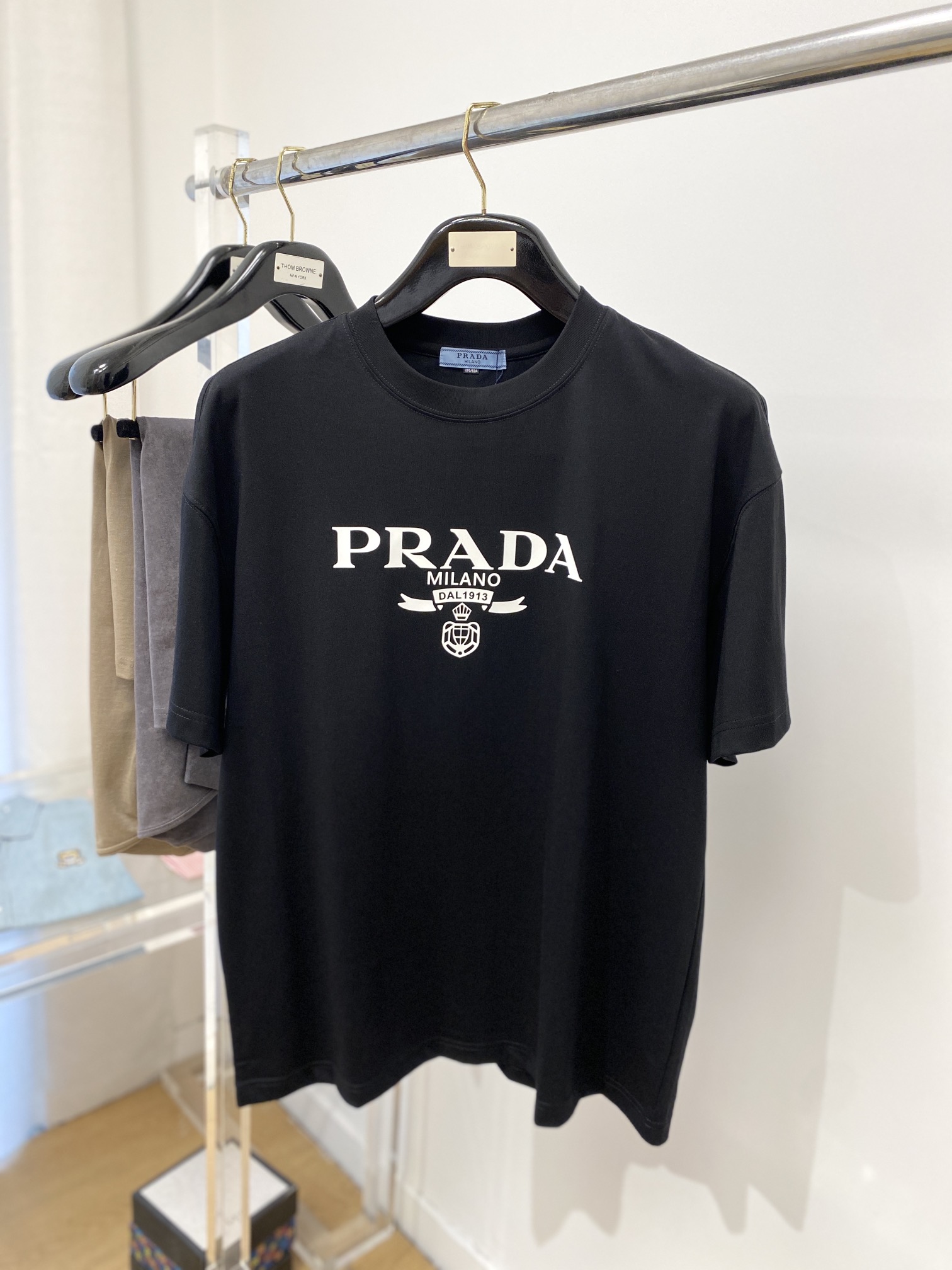 NO:134047,Prada, the latest short-sleeved T-shirt in 2025, handsome and fashionable, top-grade glue-printed letter logo on the chest, simple and versatile style. Fabric cotton is not only crisp, maintains a fashionable silhouette, but also comfortable to wear, with more delicate yarn, and size M-3XL, prada, T-shirt,tees, t-shirt,alexander wang19860909普拉达、2025最新款短袖T恤,帅气时尚,胸前顶级印胶图案字母logo,简约百搭款.面料棉 不仅挺括,保持潮流的廓形,又穿着舒适,纱织更细腻,码数 M-3XL,,prada,T-shirt,tees，t-shirt,alexander wang,Men's clothing