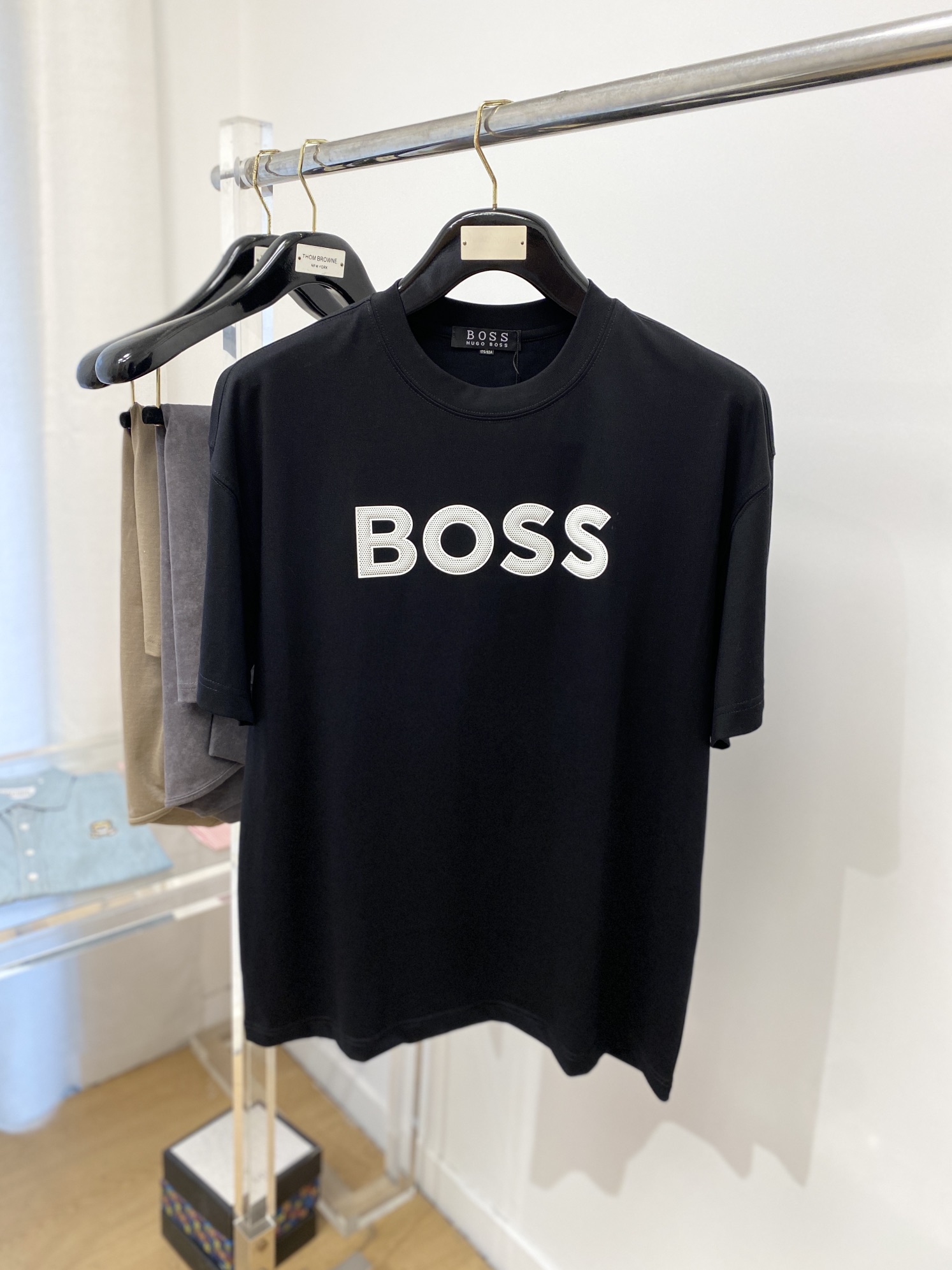 NO:134045,BOSS, the latest short-sleeved T-shirt in 2025, handsome and fashionable, top-grade printed letter logo on the chest, simple and versatile style. Fabric cotton is not only crisp, maintains a fashionable silhouette, but also comfortable to wear, with more delicate yarn, and size M-3XL, T-shirt,tees, t-shirt,alexander wang19860909BOSS、2025最新款短袖T恤,帅气时尚,胸前顶级印胶字母logo,简约百搭款.面料棉 不仅挺括,保持潮流的廓形,又穿着舒适,纱织更细腻,码数 M-3XL,,T-shirt,tees，t-shirt,alexander wang,Men's clothing