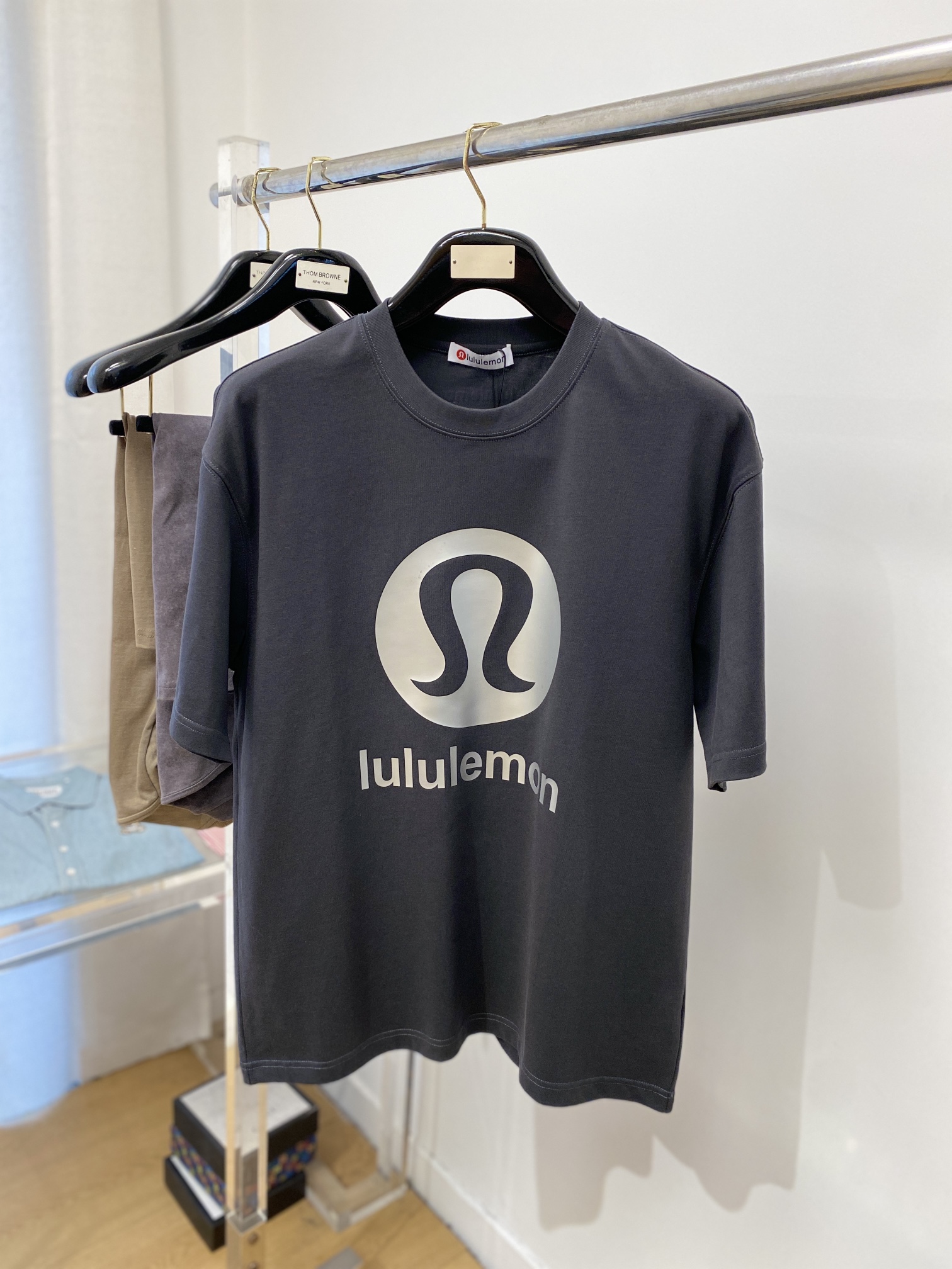 NO:148485,lululemon fashion brand, 2025 latest short-sleeved T-shirt, handsome and fashionable, top printed pattern letter logo on the chest, simple and versatile style. Fabric cotton is not only crisp, maintains the trendy silhouette, and is also comfortable to wear, and the yarn is more delicate, the number M-3XL, T-shirt,tees, t-shirt,alexander wang19860909lululemon 时尚潮牌、2025最新款短袖T恤,帅气时尚,胸前顶级印花图案字母logo,简约百搭款.面料棉 不仅挺括,保持潮流的廓形,又穿着舒适,纱织更细腻,码数M-3XL,,T-shirt,tees，t-shirt,alexander wang,Men's clothing