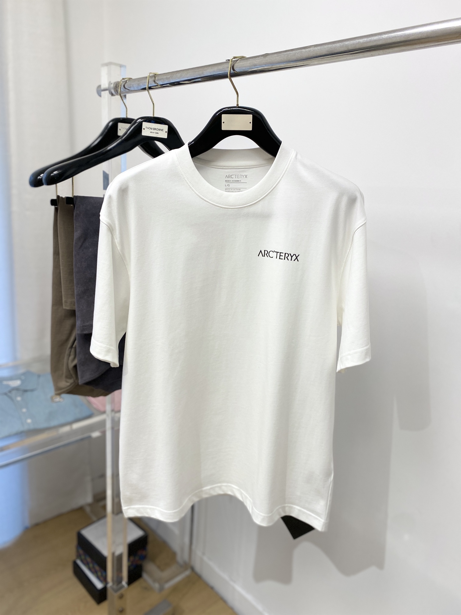 NO:148475,Archaeoptera Bird, the latest short-sleeved T-shirt in 2025, handsome and fashionable, top printed letter logo on the chest, simple and versatile style. The fabric cotton is not only crisp, maintains the trendy silhouette, but also comfortable to wear, and the yarn is more delicate, the number M-3XL, arc'teryx, T-shirt,tees, t-shirt, alexander wang19860909始祖鸟、2025最新款短袖T恤,帅气时尚,胸前顶级印花字母logo,简约百搭款.面料棉 不仅挺括,保持潮流的廓形,又穿着舒适,纱织更细腻,码数M-3XL,arc'teryx,T-shirt,tees，t-shirt,alexander wang,Men's clothing