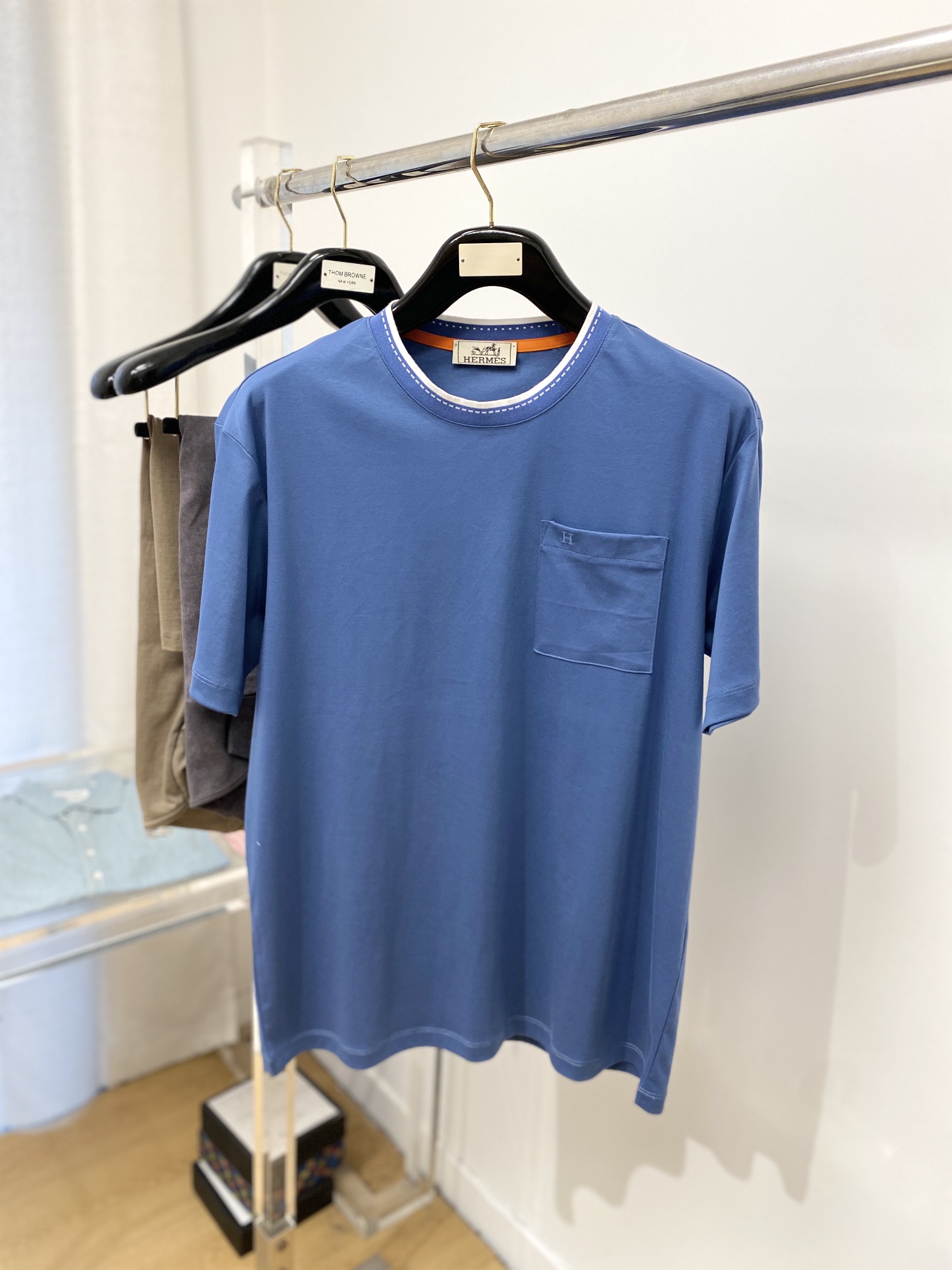 NO:159475,Hermes, the latest short-sleeved T-shirt in 2025, handsome and fashionable, exquisite embroidered letter logo on the chest, simple and versatile style. The fabric cotton is not only crisp, maintains the trendy silhouette, and is also comfortable to wear, and the yarn is more delicate, the number M-3XL, hermes, T-shirt,tees, t-shirt,alexander wang19860909爱马仕、2025最新款短袖T恤,帅气时尚,胸前精致刺绣字母logo,简约百搭款.面料棉 不仅挺括,保持潮流的廓形,又穿着舒适,纱织更细腻,码数M-3XL,,hermes,T-shirt,tees，t-shirt,alexander wang,Men's clothing