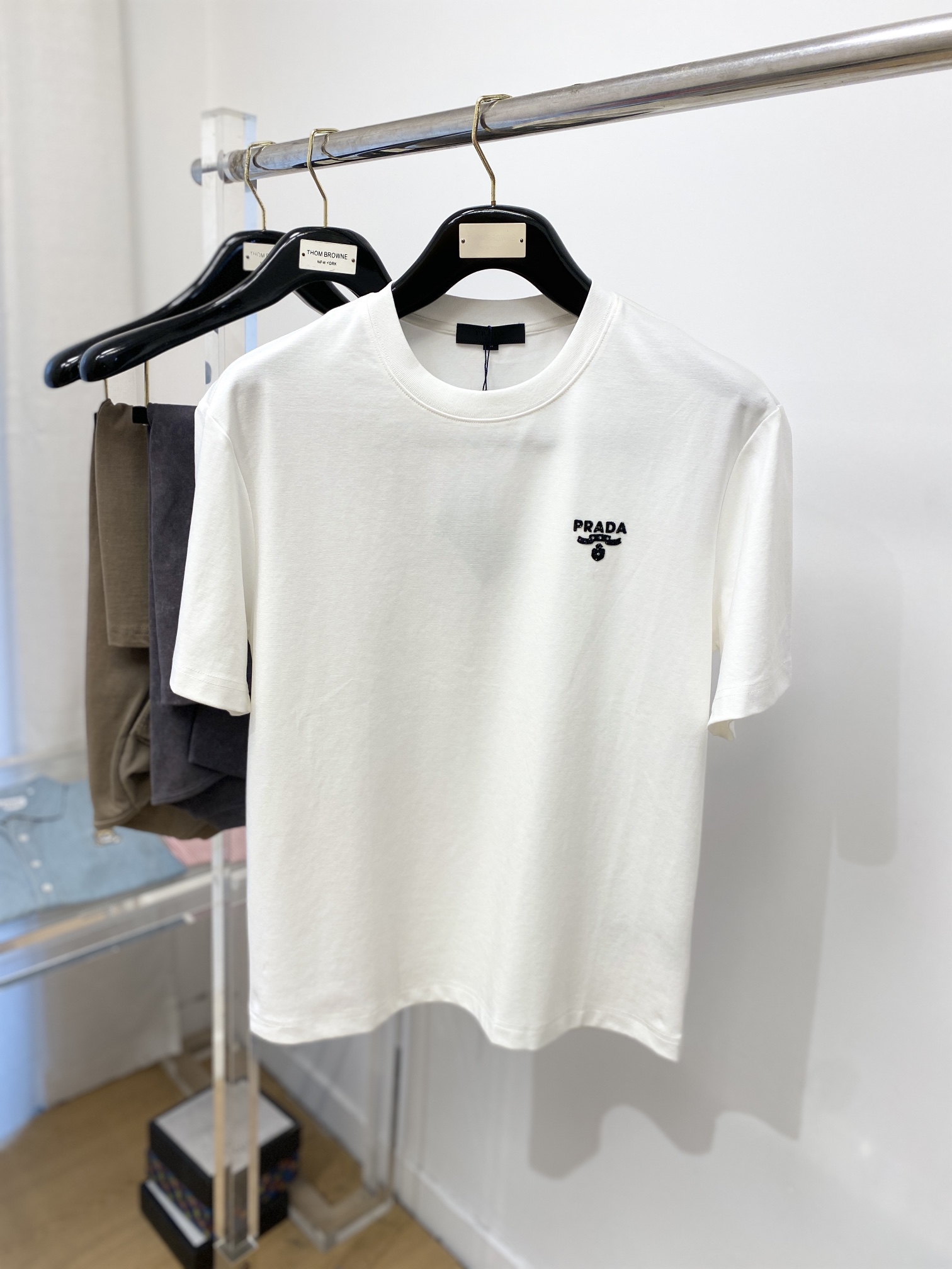 NO:139566,Prada, the latest short-sleeved T-shirt in 2025, handsome and fashionable, top-grade hot diamond pattern letter logo on the chest, simple and versatile style. Fabric cotton is not only crisp, maintains a fashionable silhouette, but also comfortable to wear, with more delicate yarn, and size M-3XL,,prada,T-shirt,tees,t-shirt,alexander wang19860909普拉达、2025最新款短袖T恤,帅气时尚,胸前顶级烫钻图案字母logo,简约百搭款.面料棉 不仅挺括,保持潮流的廓形,又穿着舒适,纱织更细腻,码数 M-3XL,,prada,T-shirt,tees，t-shirt,alexander wang,Men's clothing