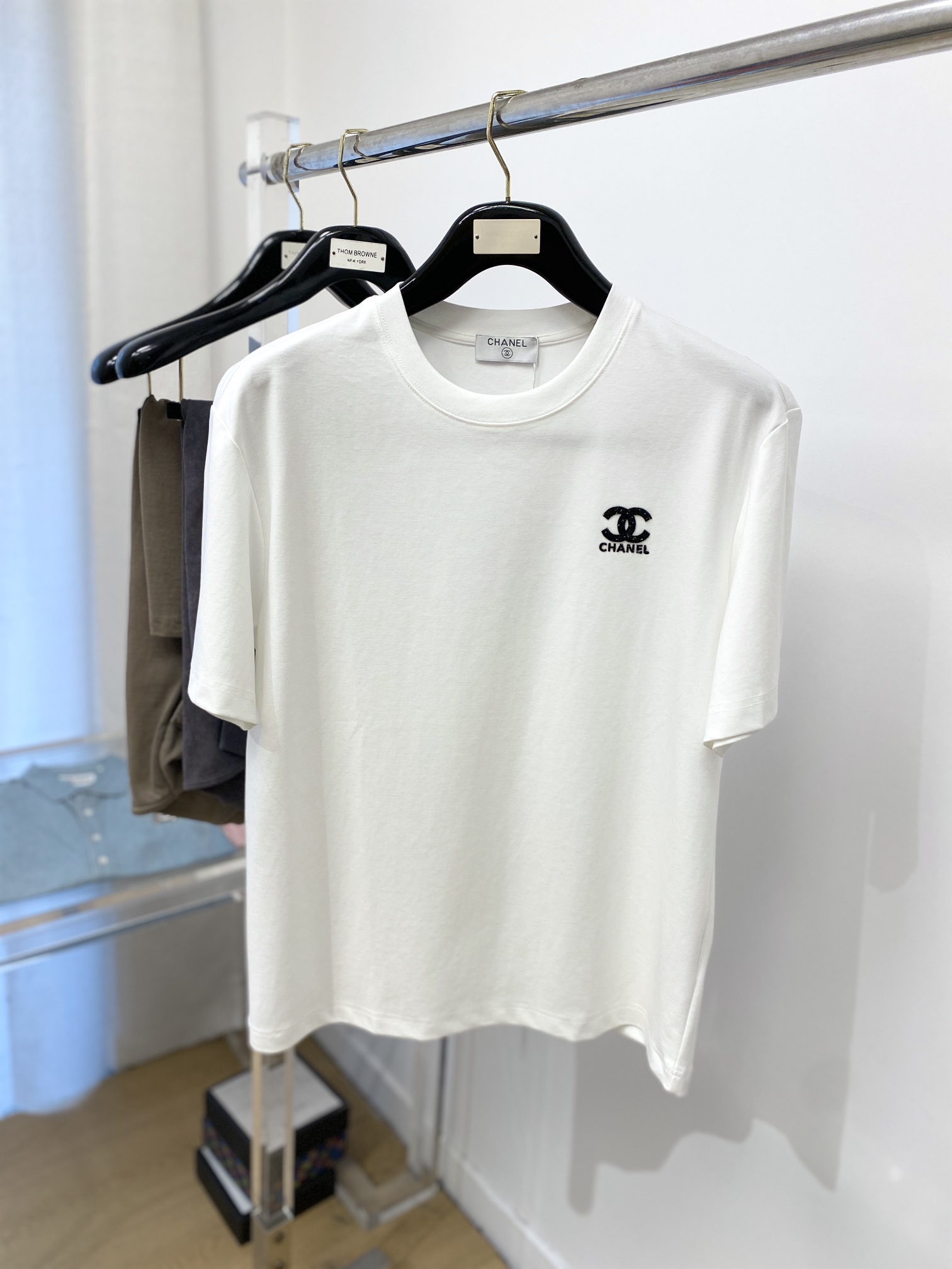 NO:139572,CHANEL Chanel, the latest short-sleeved T-shirt in 2025, handsome and fashionable, top-grade hot diamond letter pattern logo on the chest, simple and versatile style. Fabric cotton is not only crisp, maintains a fashionable silhouette, but also comfortable to wear, and the yarn is more delicate, the number M-3XL, chanel, chanel, T-shirt, tees, t-shirt, alexander wang19860909CHANEL香奈儿、2025最新款短袖T恤,帅气时尚,胸前顶级烫钻字母图案logo,简约百搭款.面料棉 不仅挺括,保持潮流的廓形,又穿着舒适,纱织更细腻,码数M-3XL,,chanel,chanel,T-shirt,tees，t-shirt,alexander wang,Men's clothing